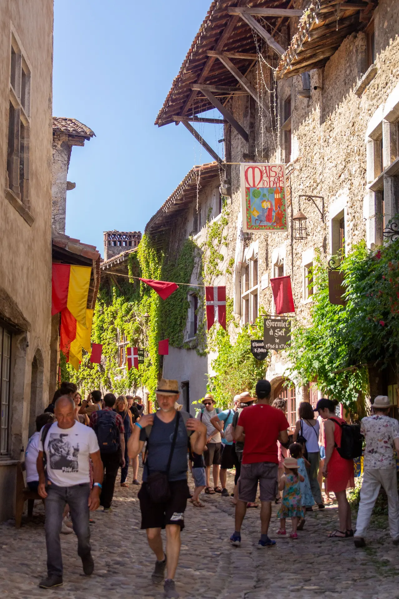 Ruelles pendant la Fête médiévale de Pérouges