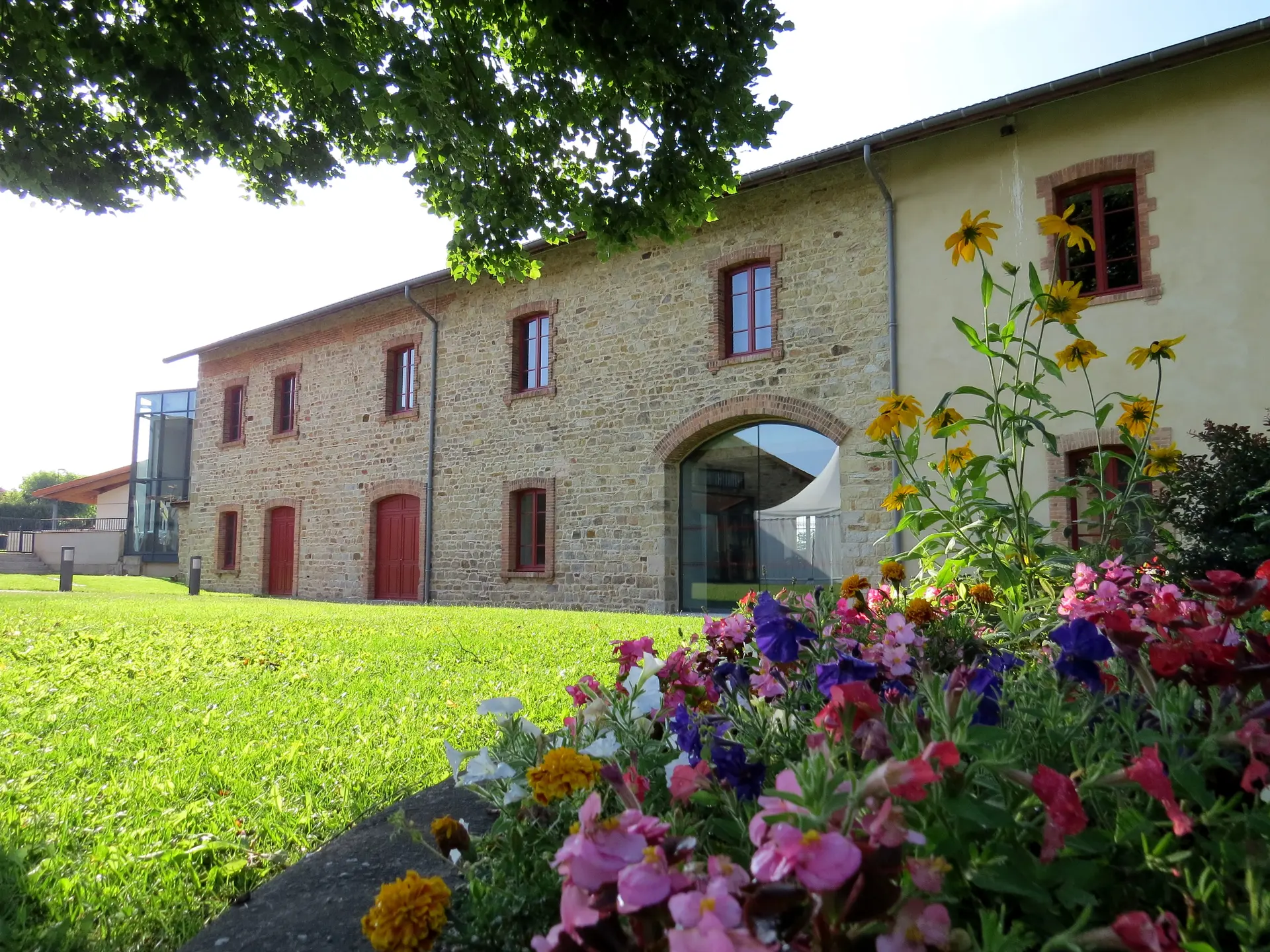Parterre de fleurs au printemps_ cour du musée