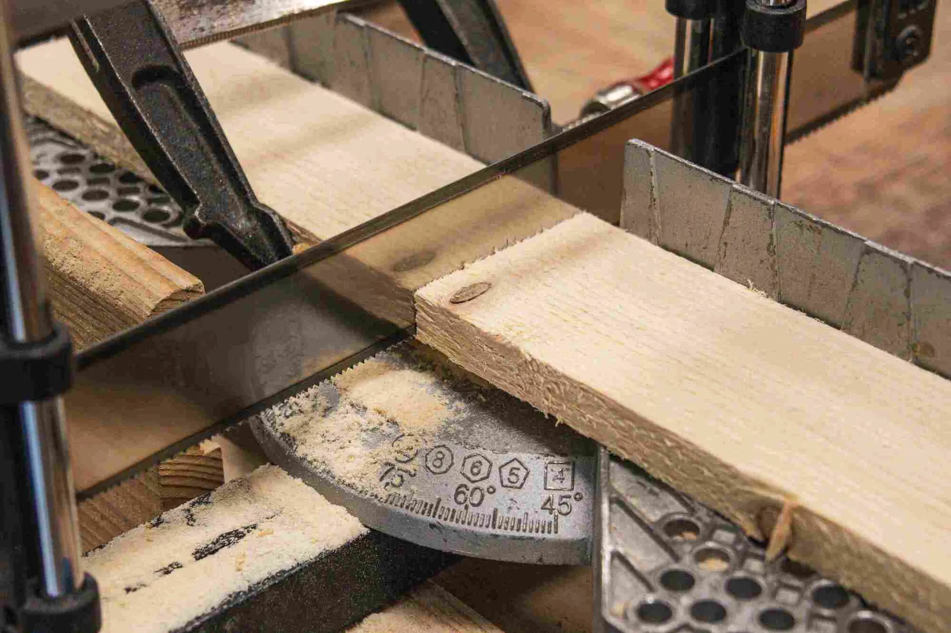 Scie manuelle à utiliser pour la création d'objet en bois.