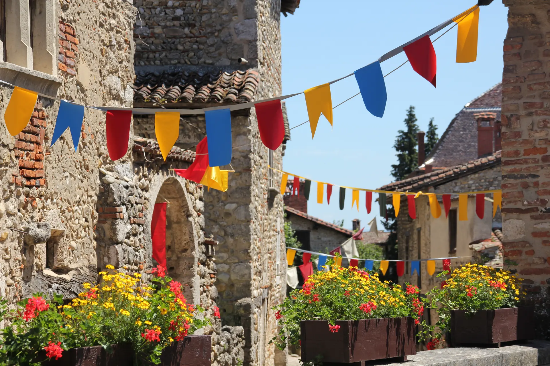Ruelles pendant la fête médiévale Pérouges