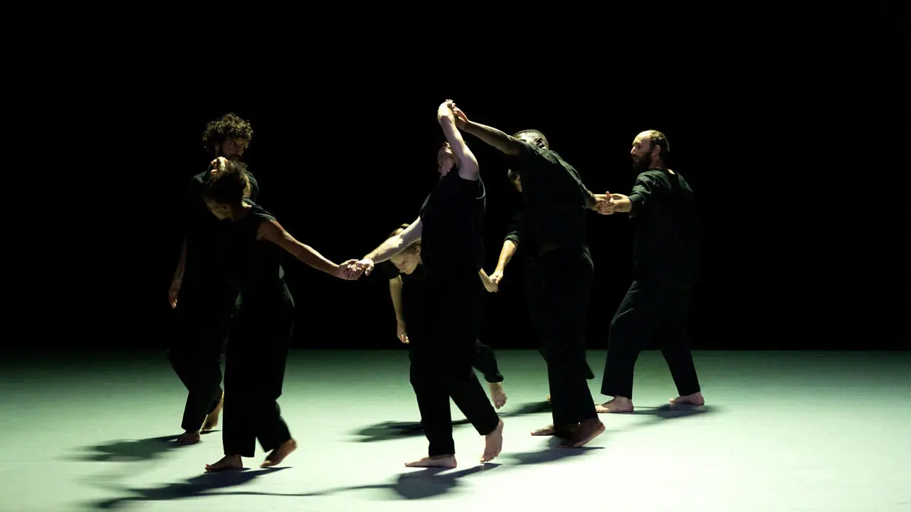 6 danseurs qui se tiennent par la main en rond