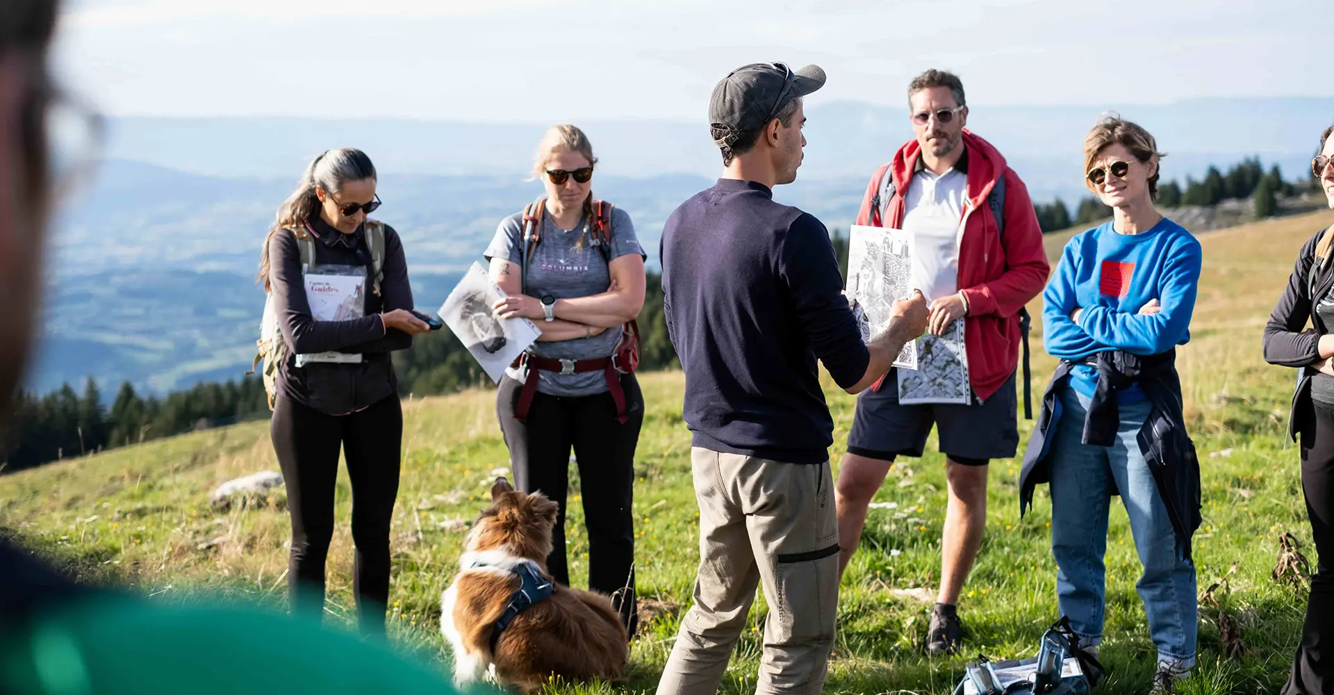 Un groupe de personne à l'extérieur