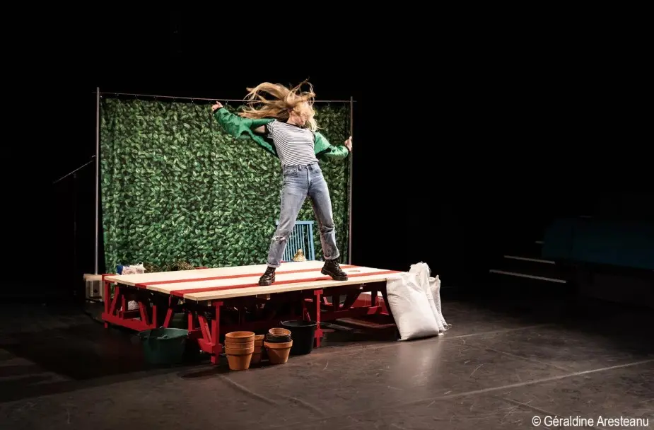 artiste sur scène qui secoue la tête et ses cheveux