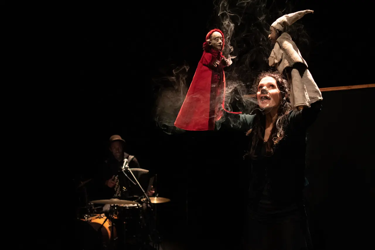 artistes avec 2eux marionnettes dans chaque main