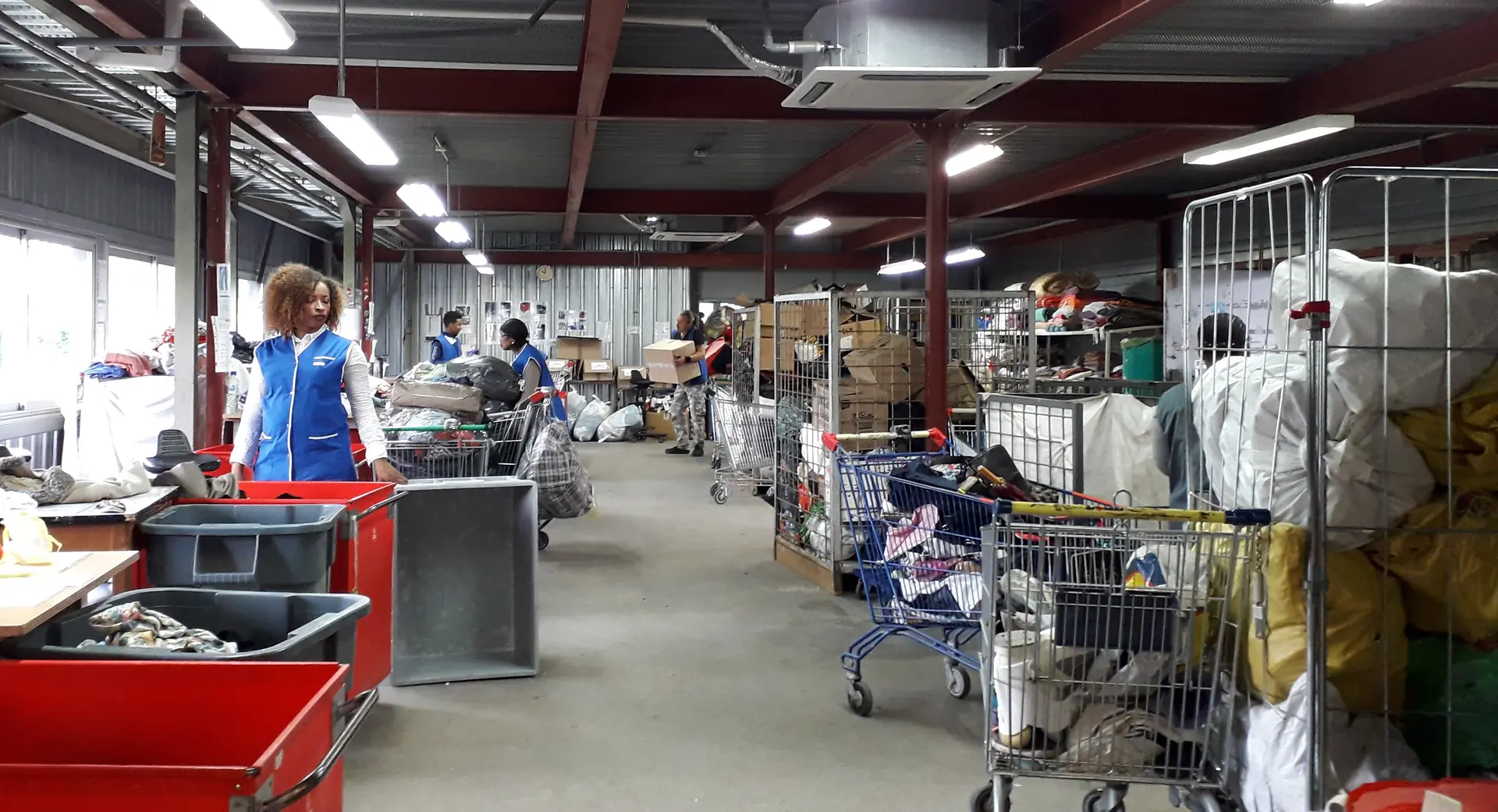 Tri des vêtements dans l'atelier d'Emmaüs