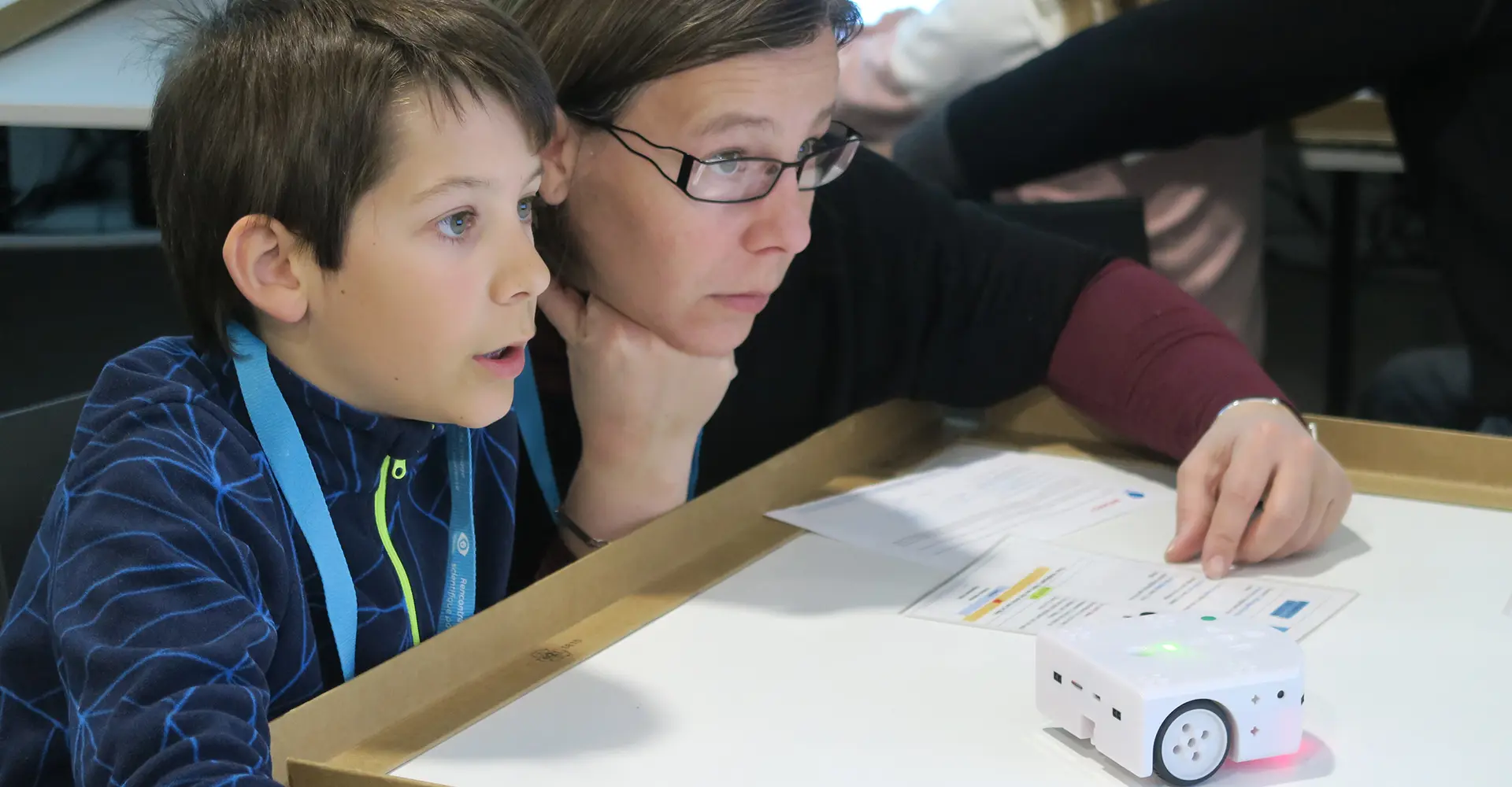 Un ado avec sa mère entrain de tester leur programme