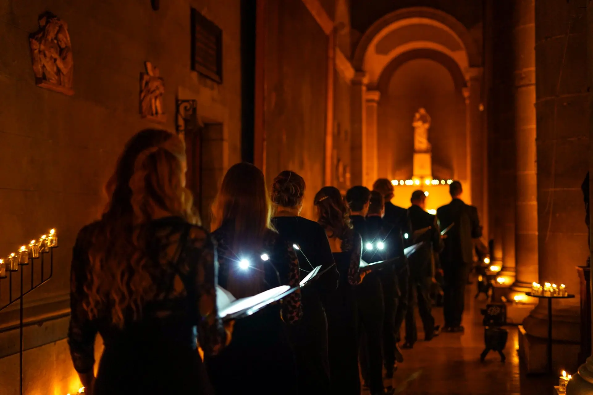 chanteurs dans une nef d'église de dos