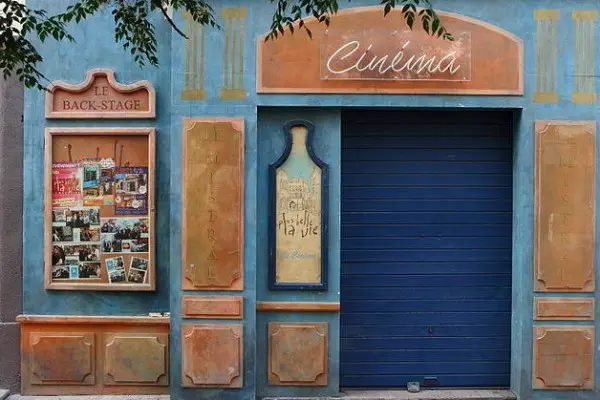 Discover the panier disctrict by tuk tuk