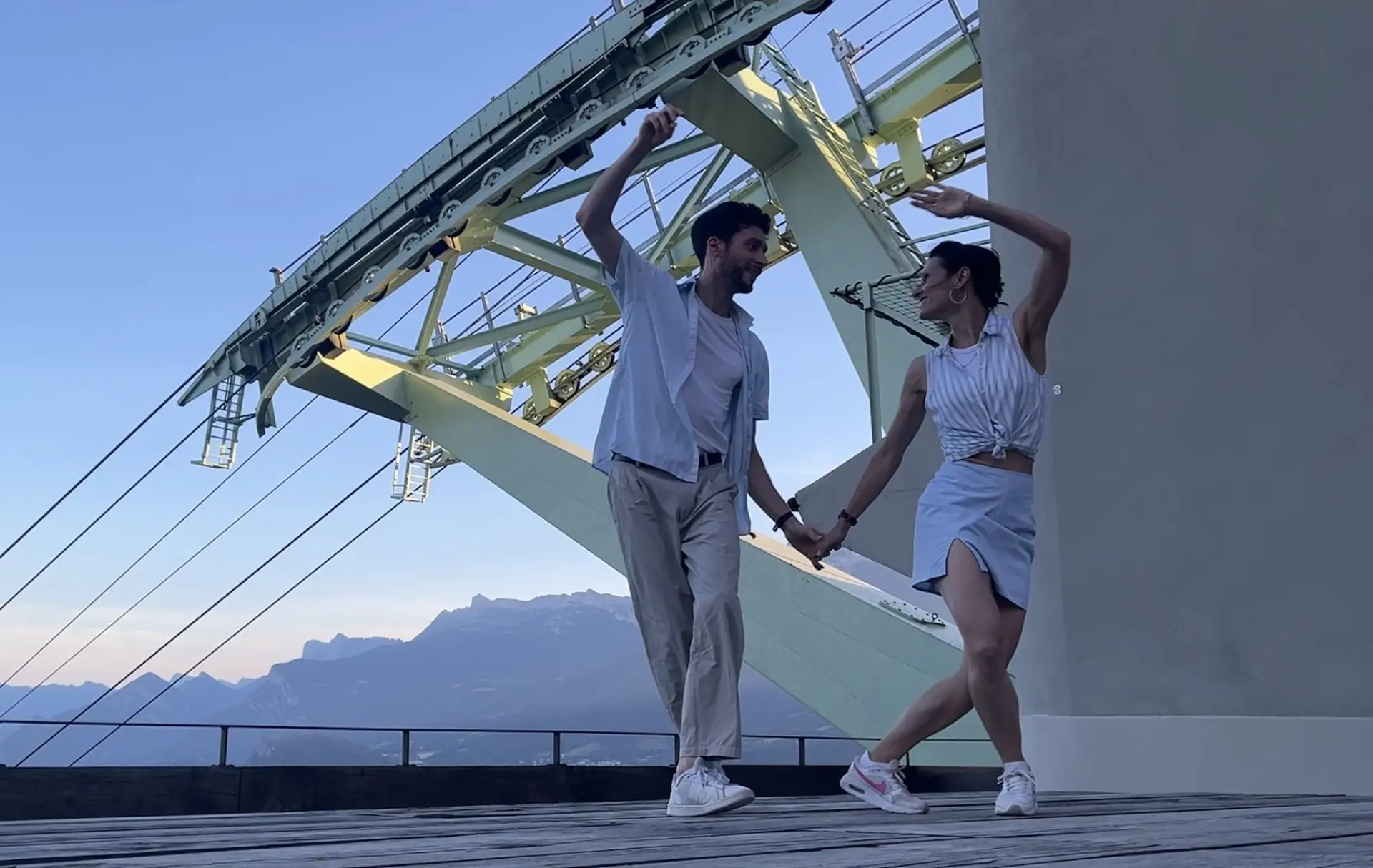 Un couple danse le Lindy Hop en plein air.