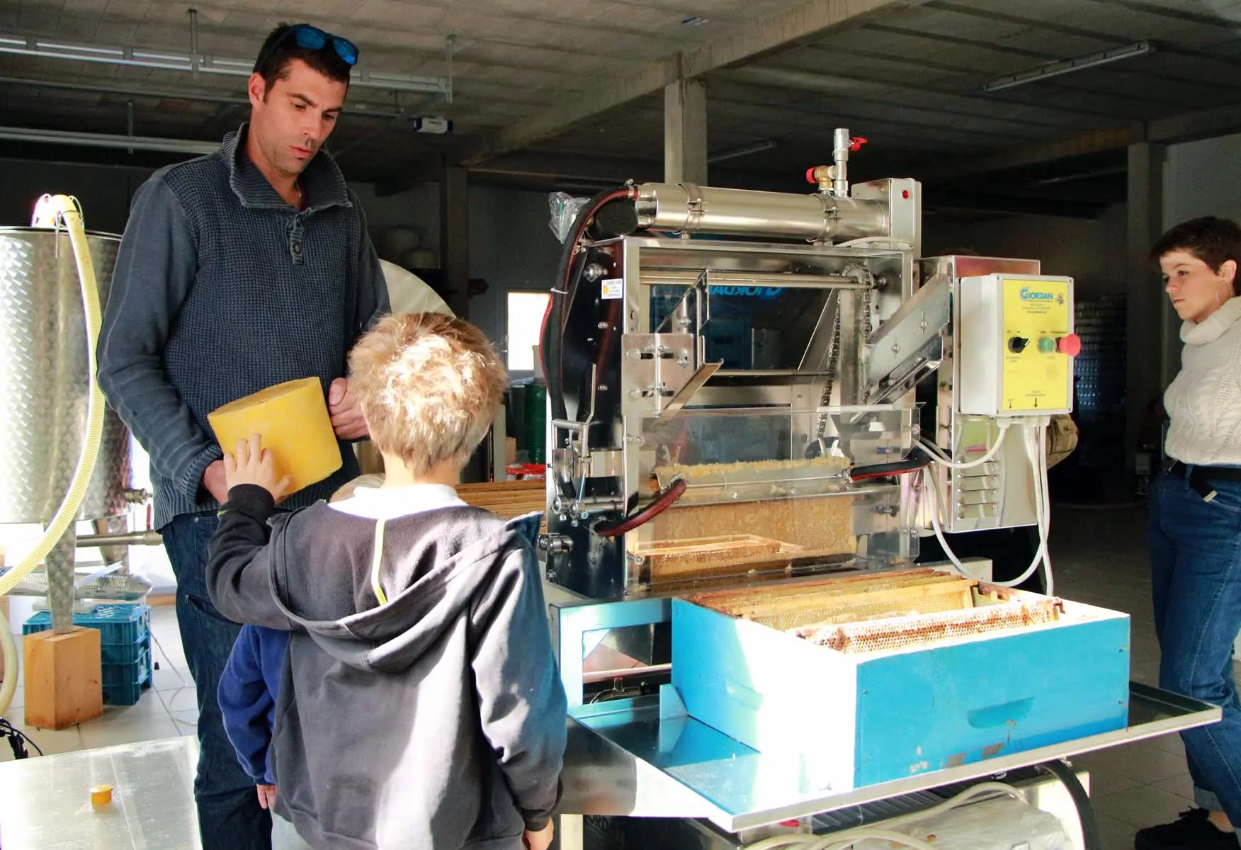 visite commentée de la fabrication miellerie des Arves