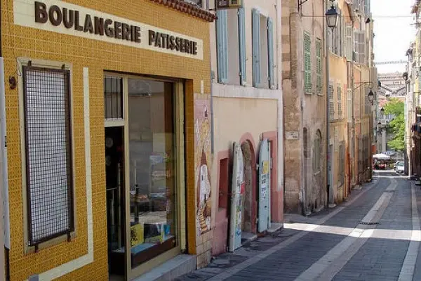 Discover the panier disctrict by tuk tuk