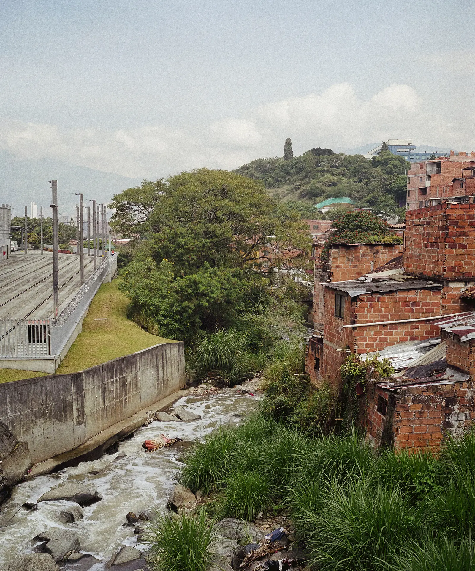Photographie Quebrada Santa Elena, Medellín, de la série Epígrafe de los cuerpos. Cantos, emboscadas y dialectos, 2025