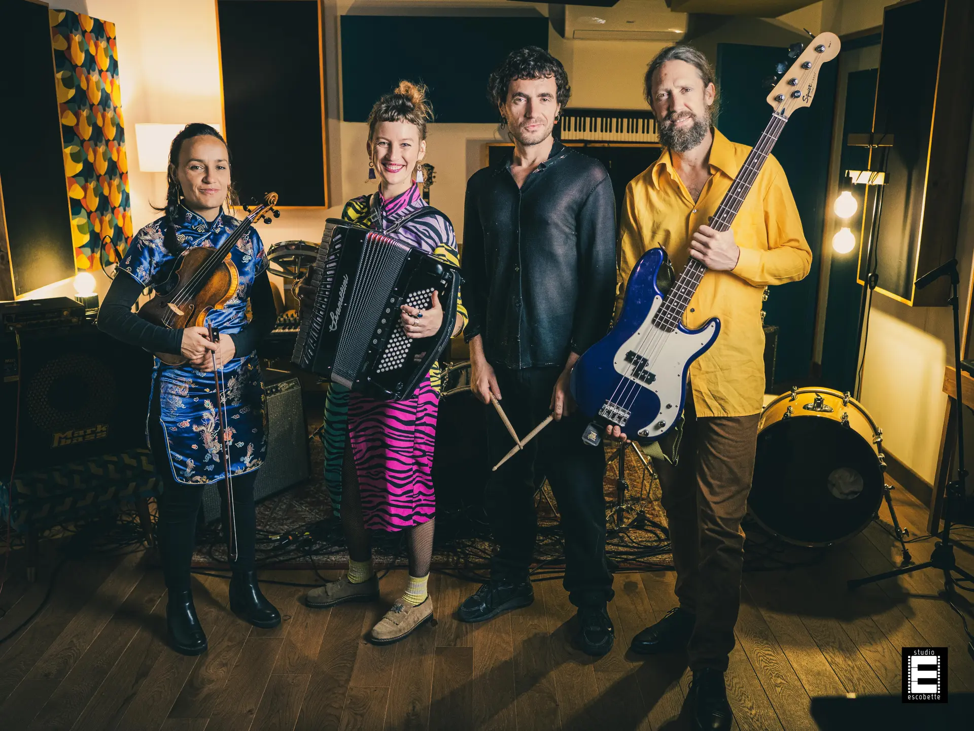 les musiciens avec leurs instruments