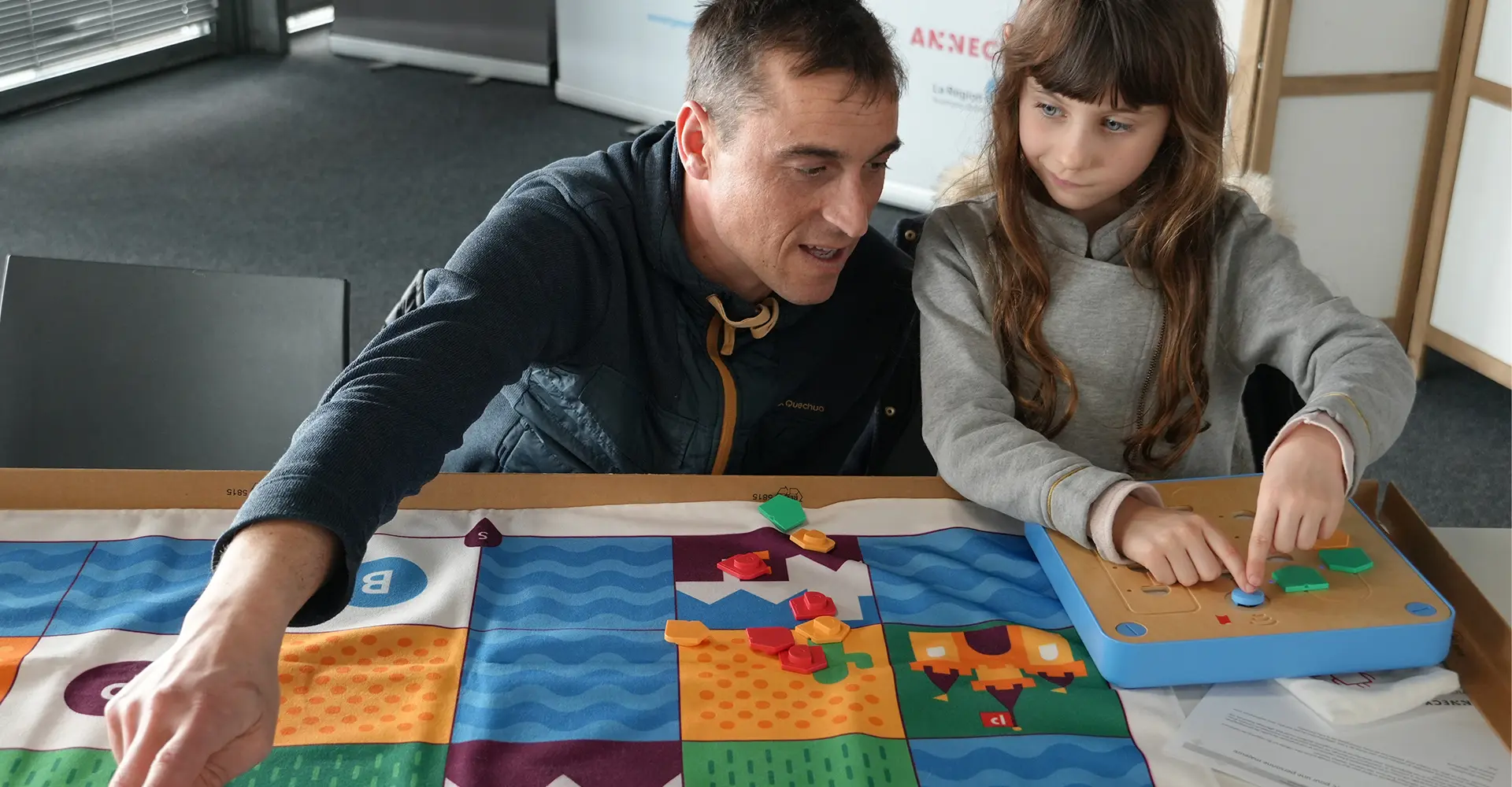 Un père avec sa fille s'amusant à programmer cuvette