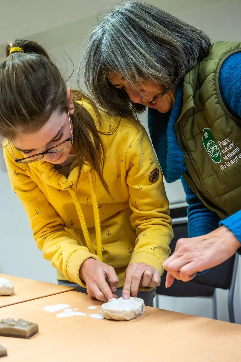 Atelier enfant traces et empreintes des animaux du Queyras