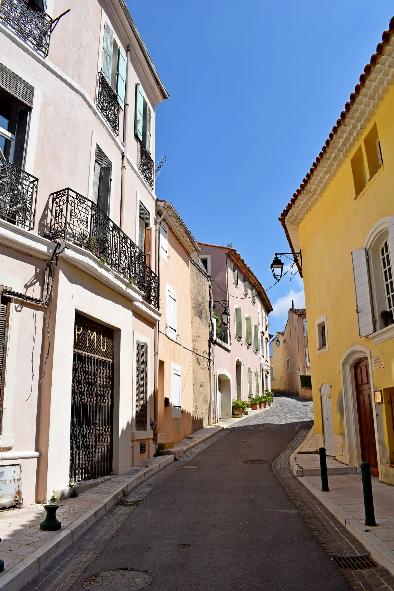 façade de l'ancien bar- PMU, rue de la Paix, Vieux village