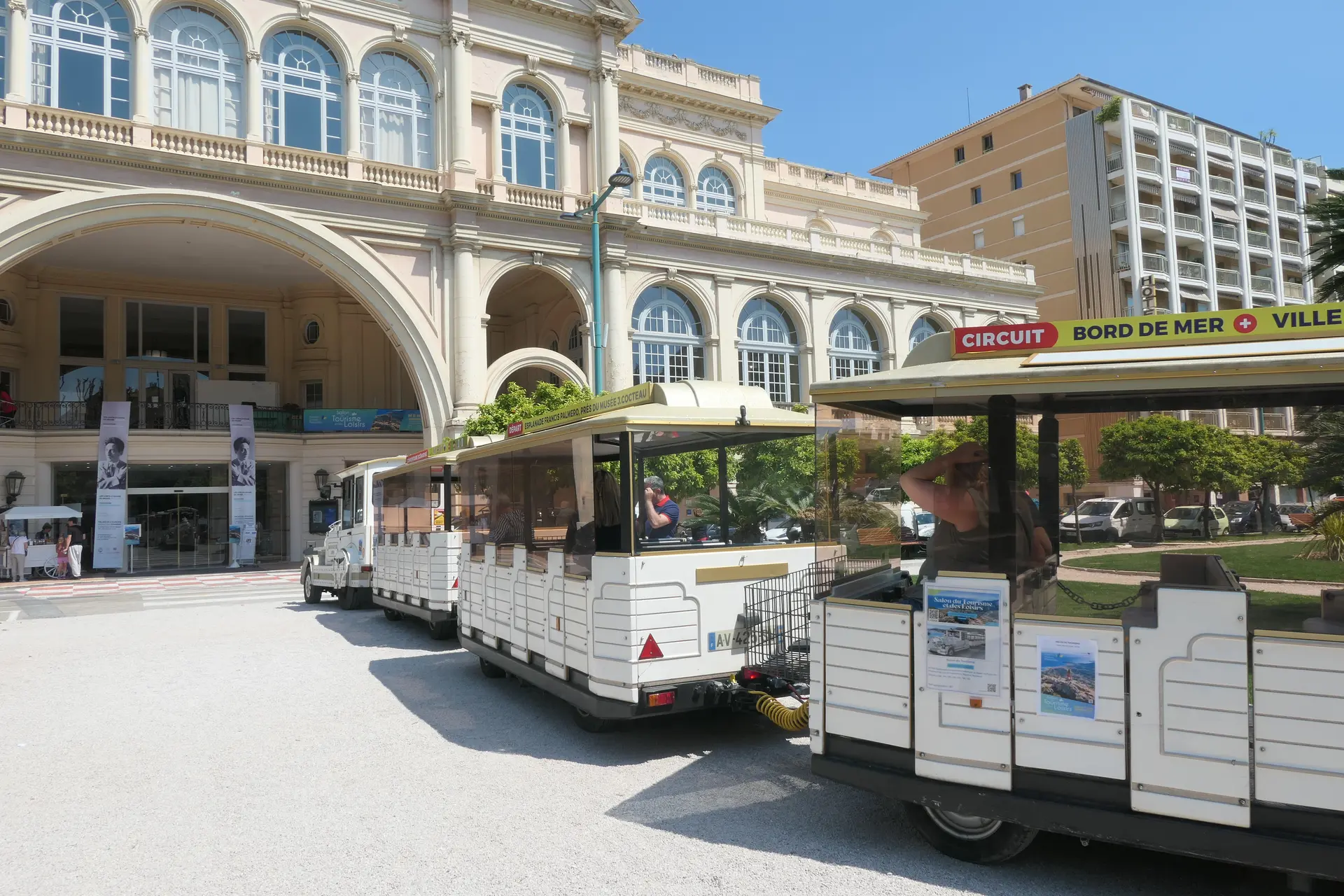 Le petit train devant le palis de l'Europe