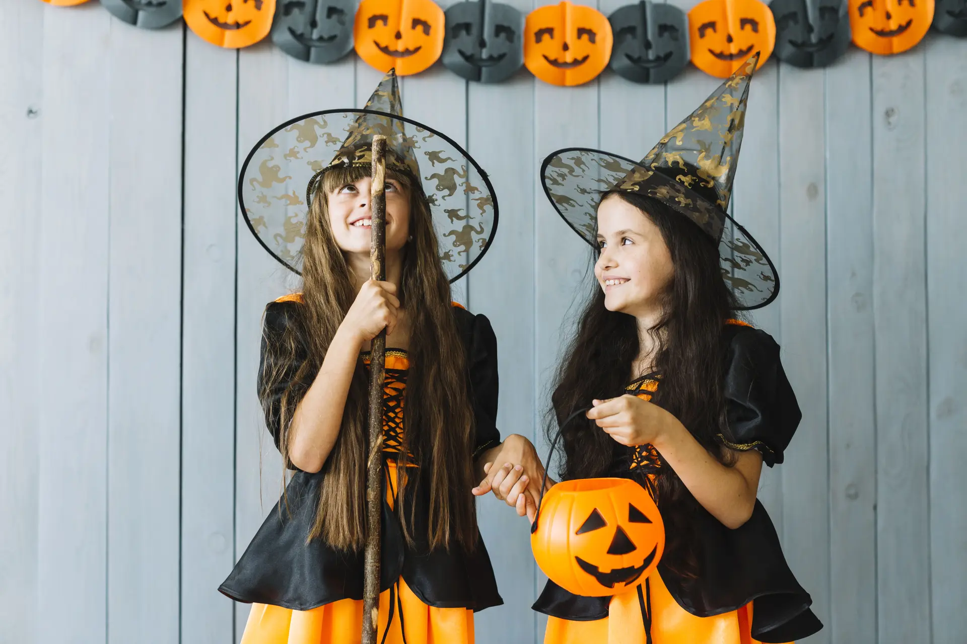 Petites filles déguisées en sorcières pour Halloween
