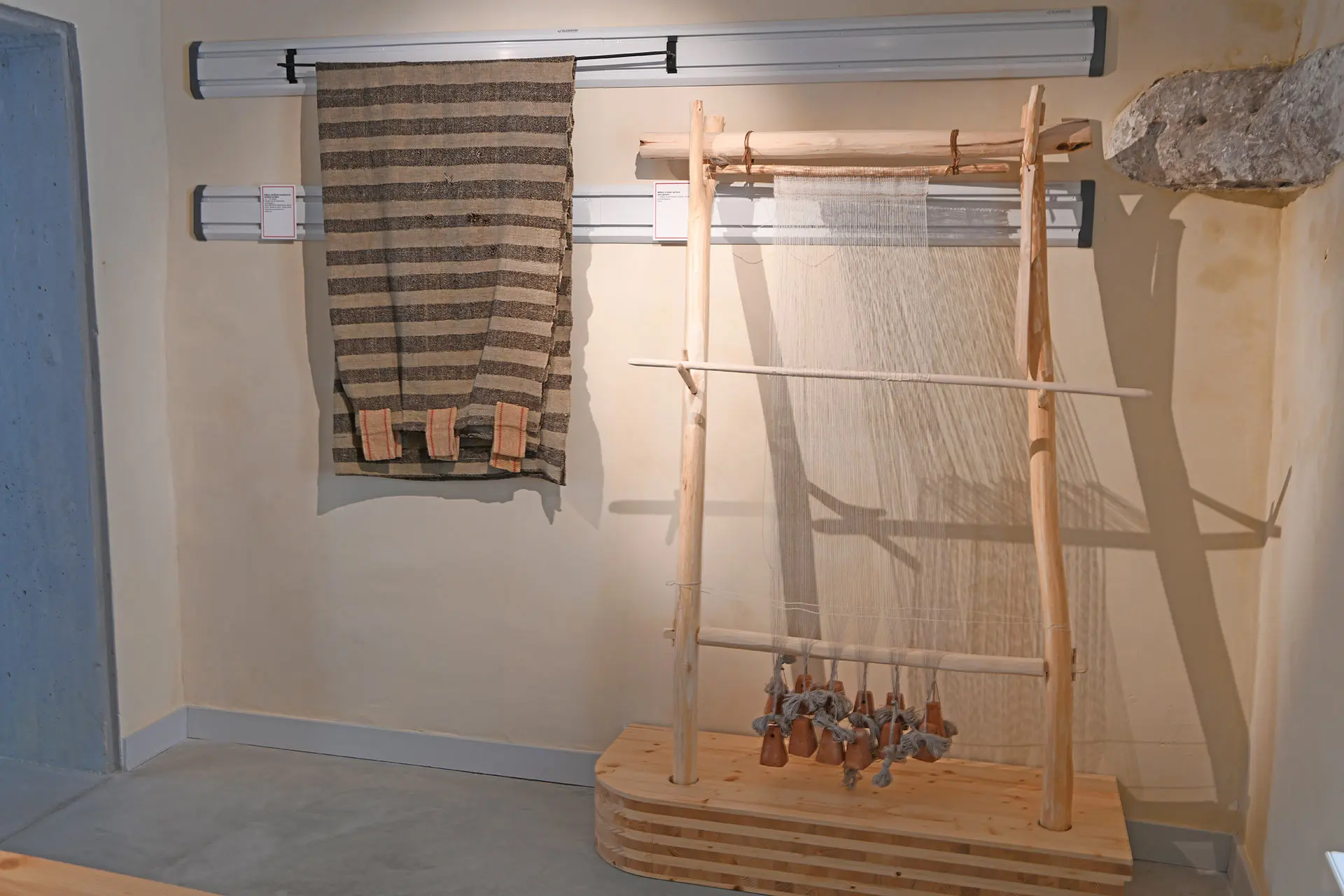 Métier à tisser vertical avec pesons- Création Arkéofabrik d'après études archéologiques (2019)