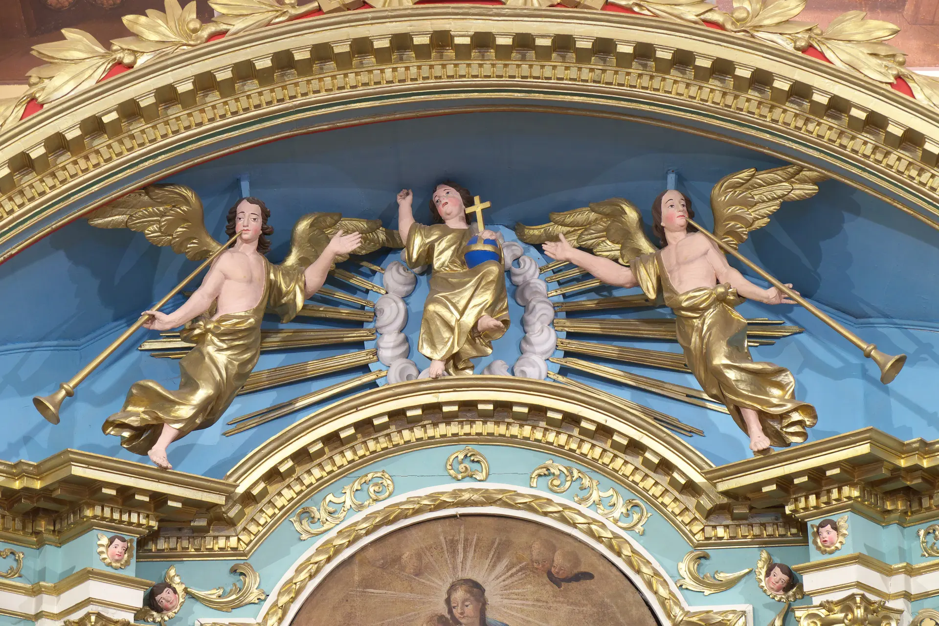 Sommet du retable de l'église de la Giettaz avec angelots dorés