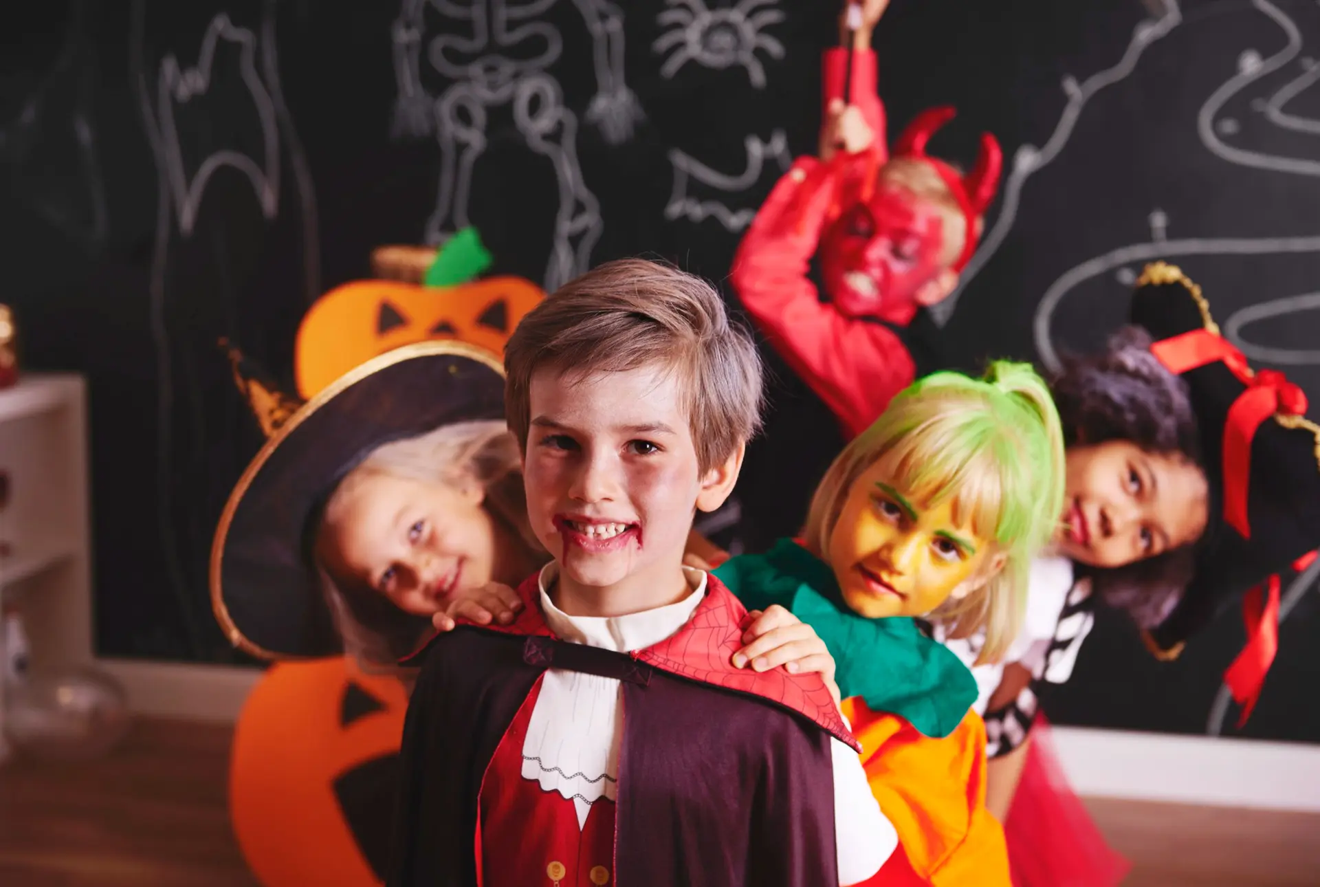 Un groupe d'enfant célébrant Halloween