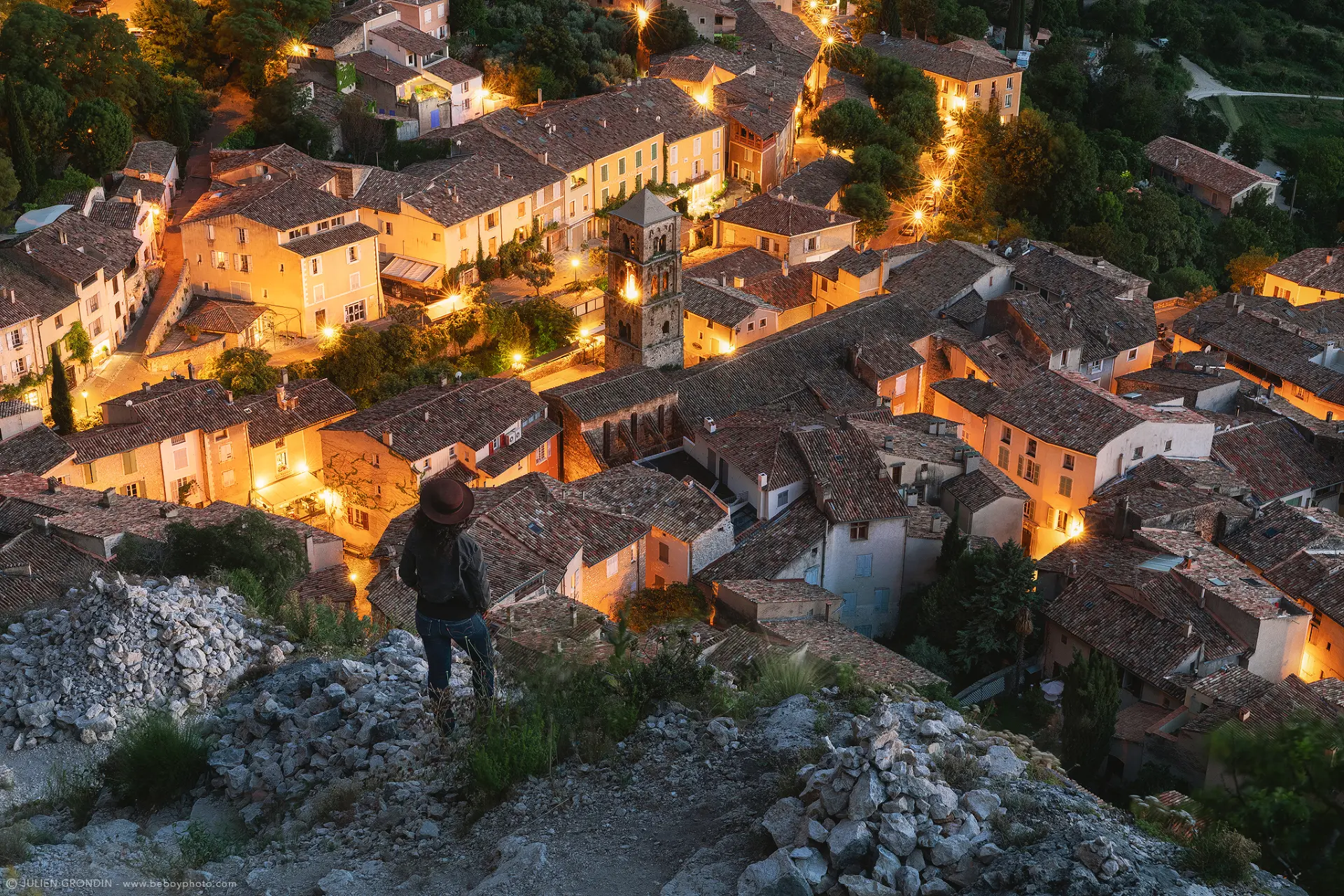 Moustiers en soirée