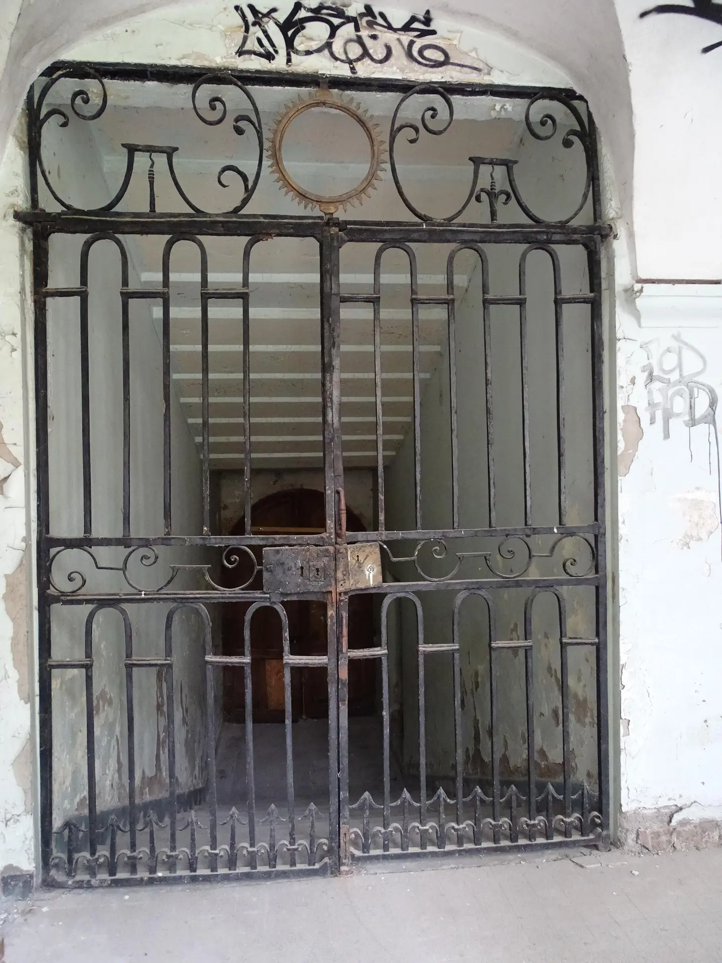 Grille d'entrée du collège des jésuites