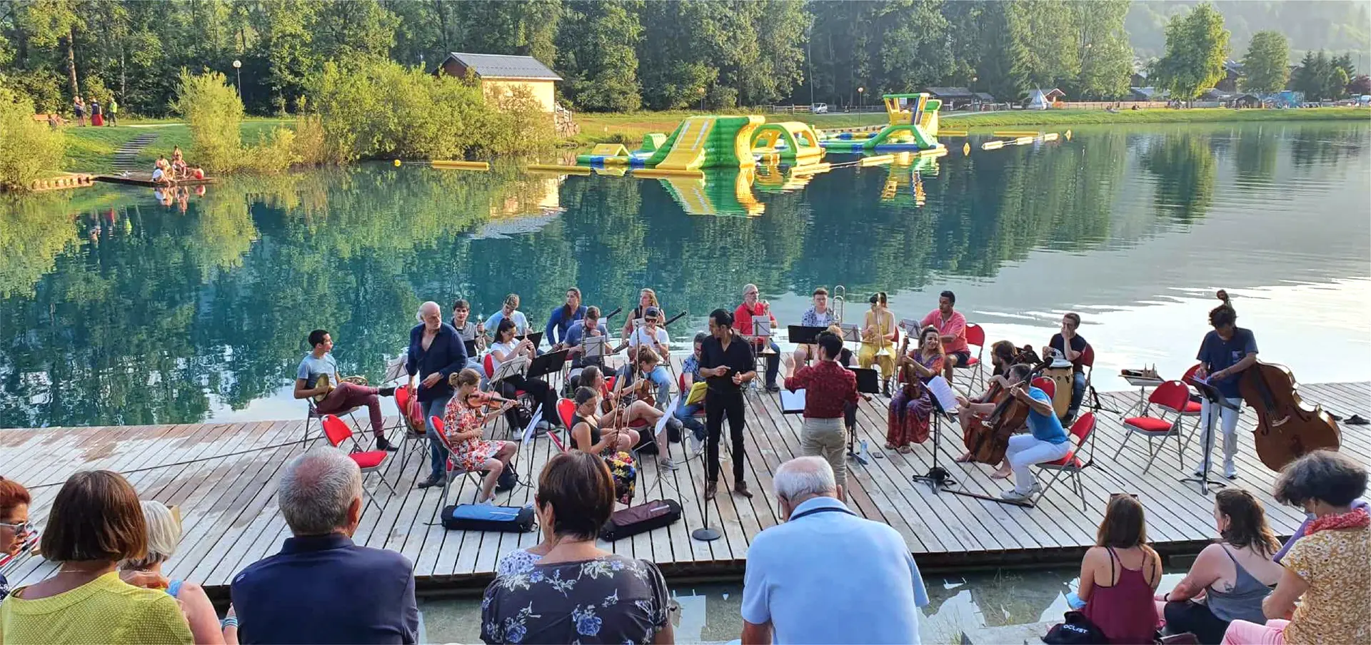 Concernt en plein air à côté d'un lac