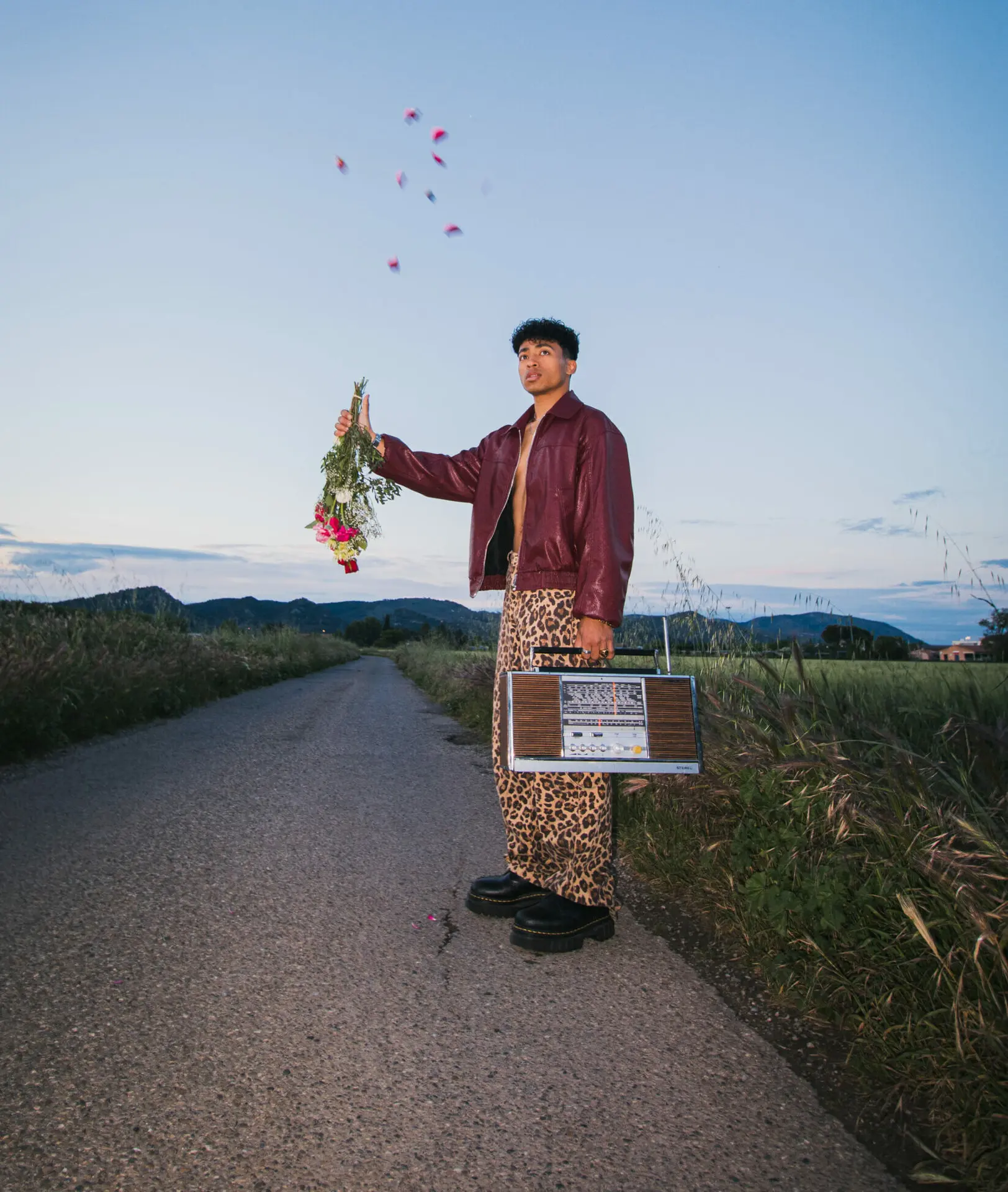 photo de l'artiste avec bouquet à la main