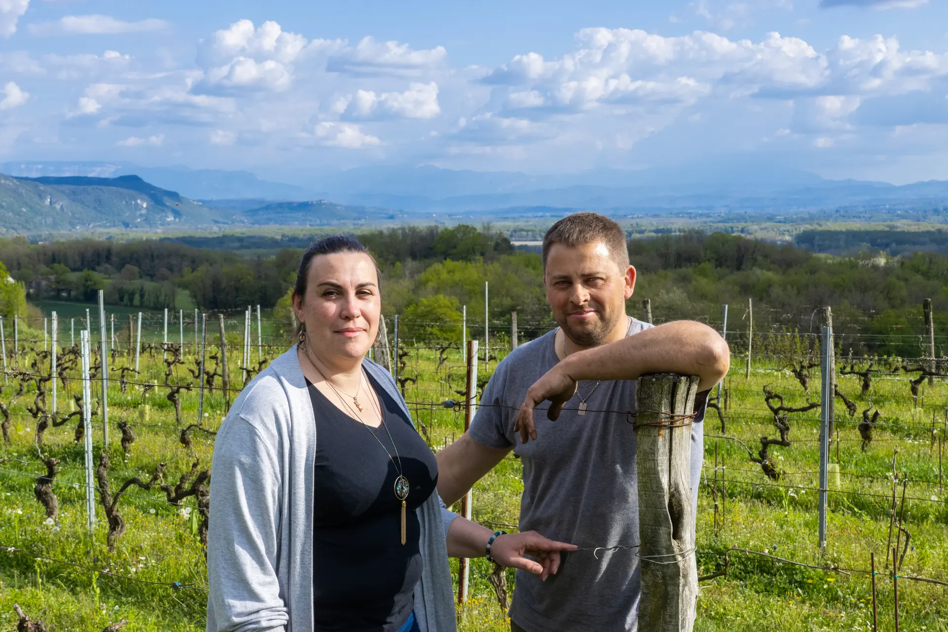 La famille Trichon devant leurs vignes