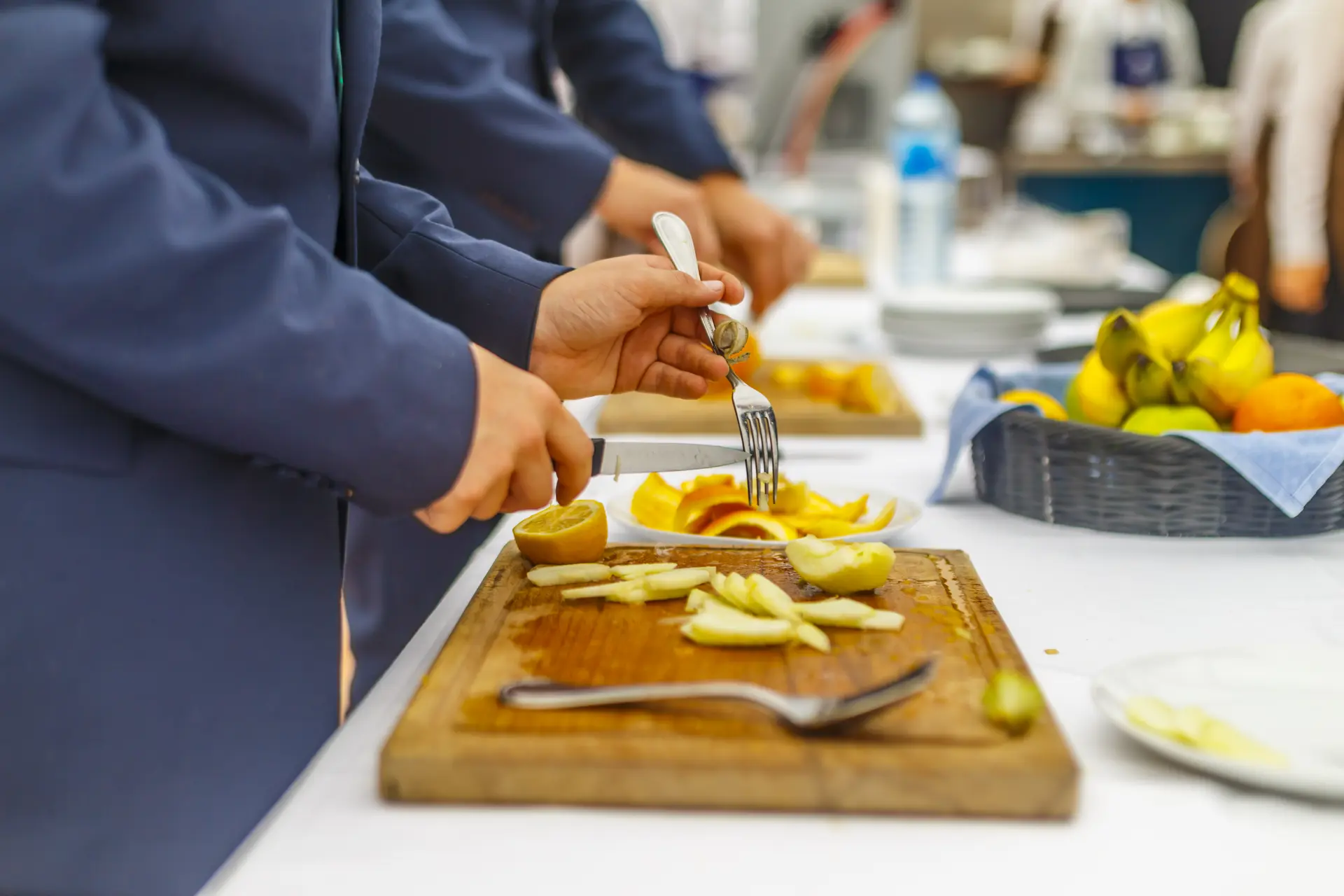 Elève coupant une orange pour la préparation d'un cocktail