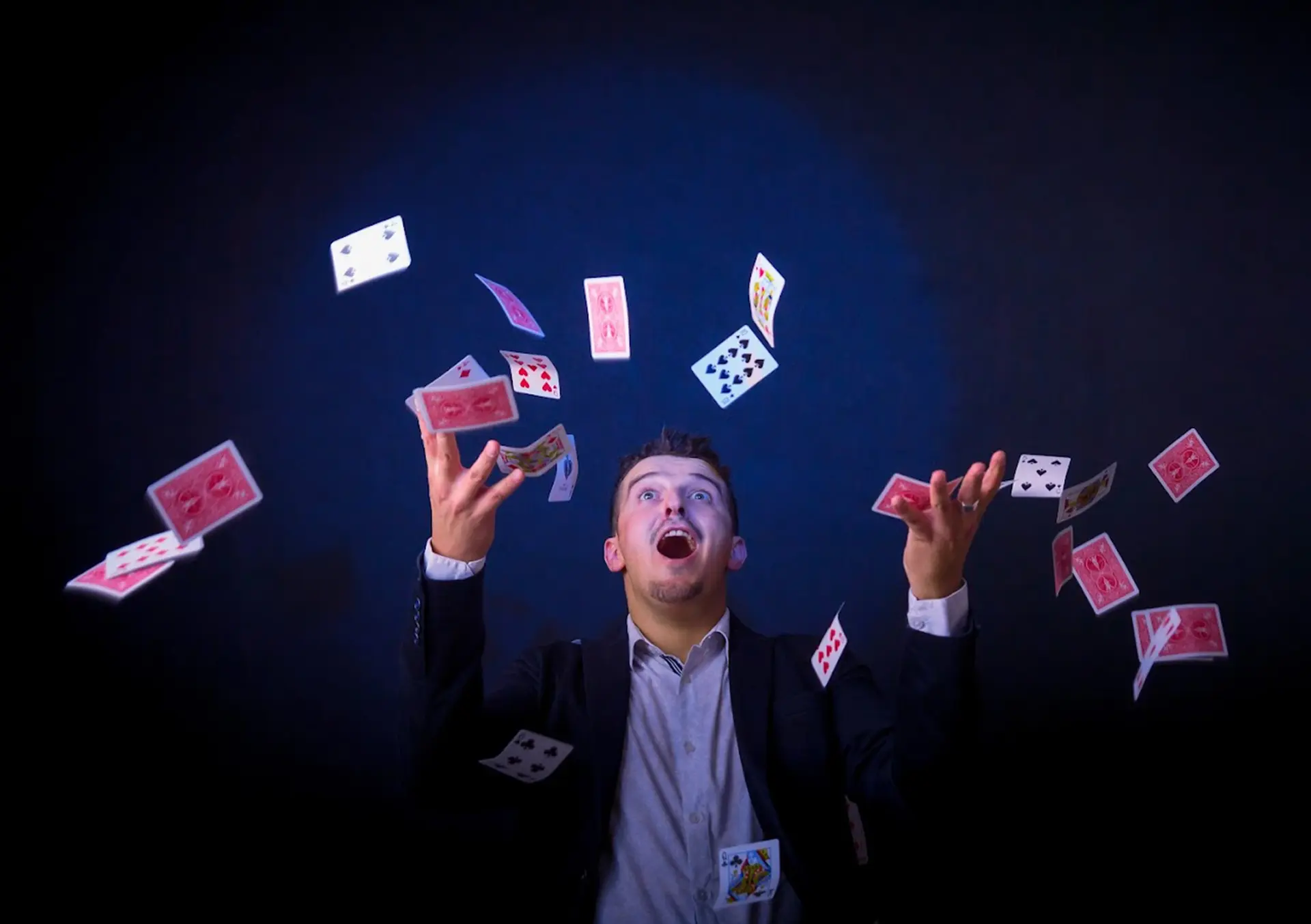 Eddy lançant des cartes