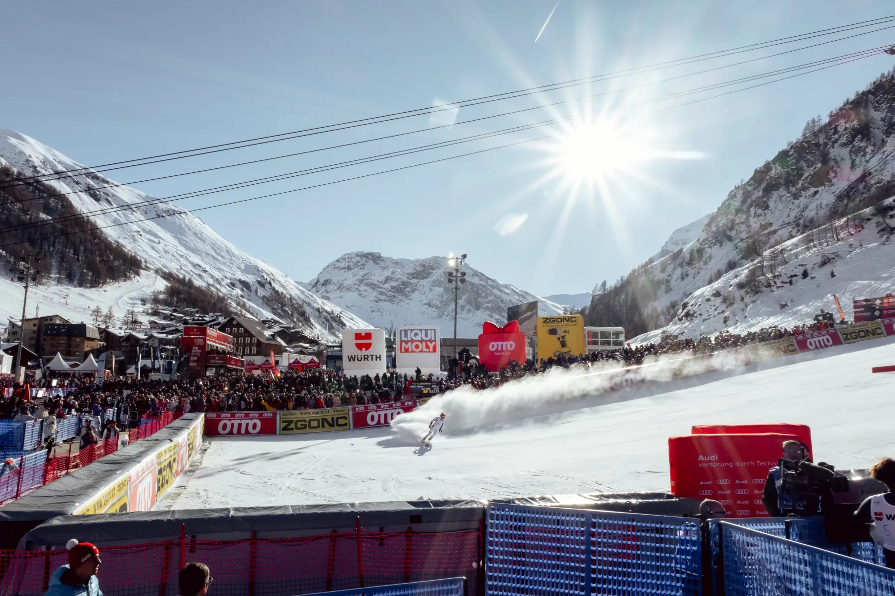 Skieur dans la raquette d'arrivée lors de la coupe du monde de ski alpin Hommes (70ème Critérium)