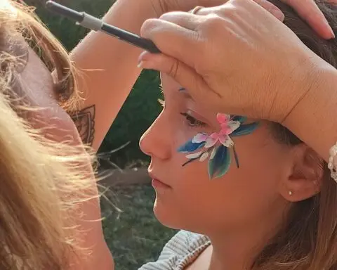 Photo montrant la maquilleuse qui maquille une jeune fille