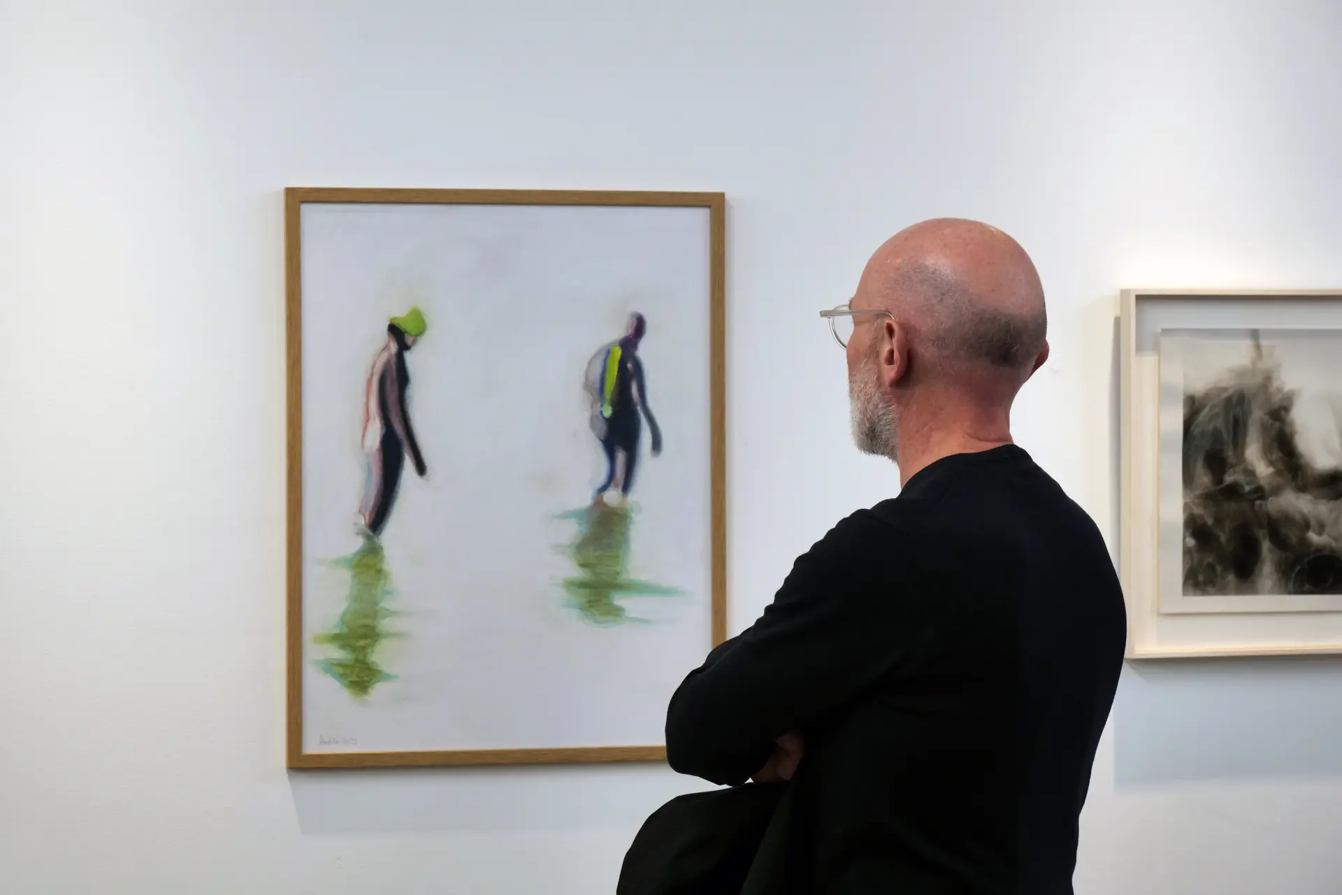 Homme contemplant un tableau