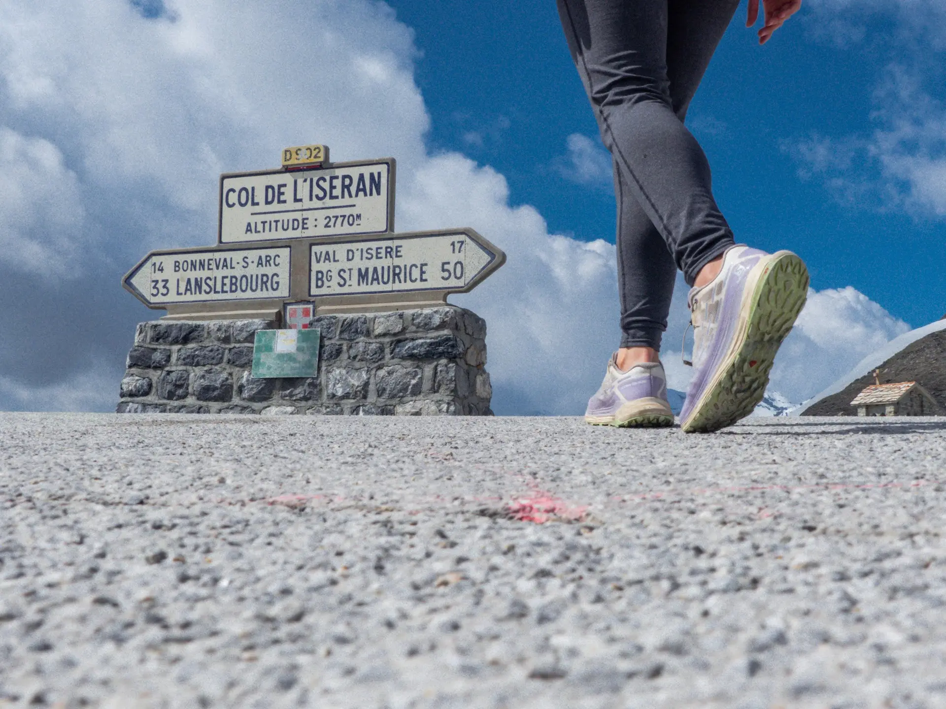 Panneau en haut du Col de l'Iseran en été