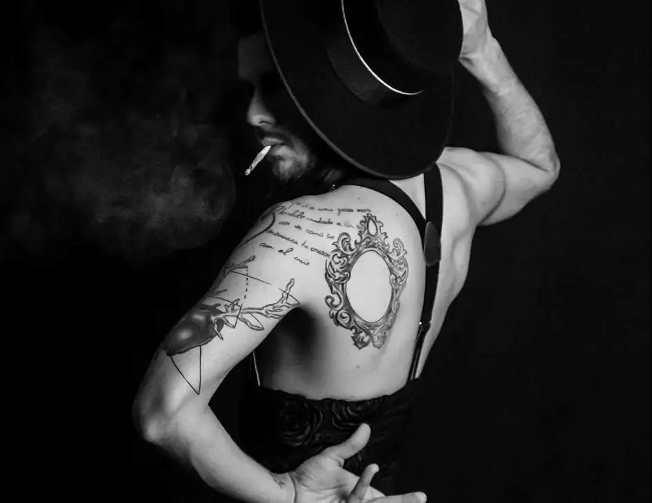 les épaules tatouées du danseur vue de dos