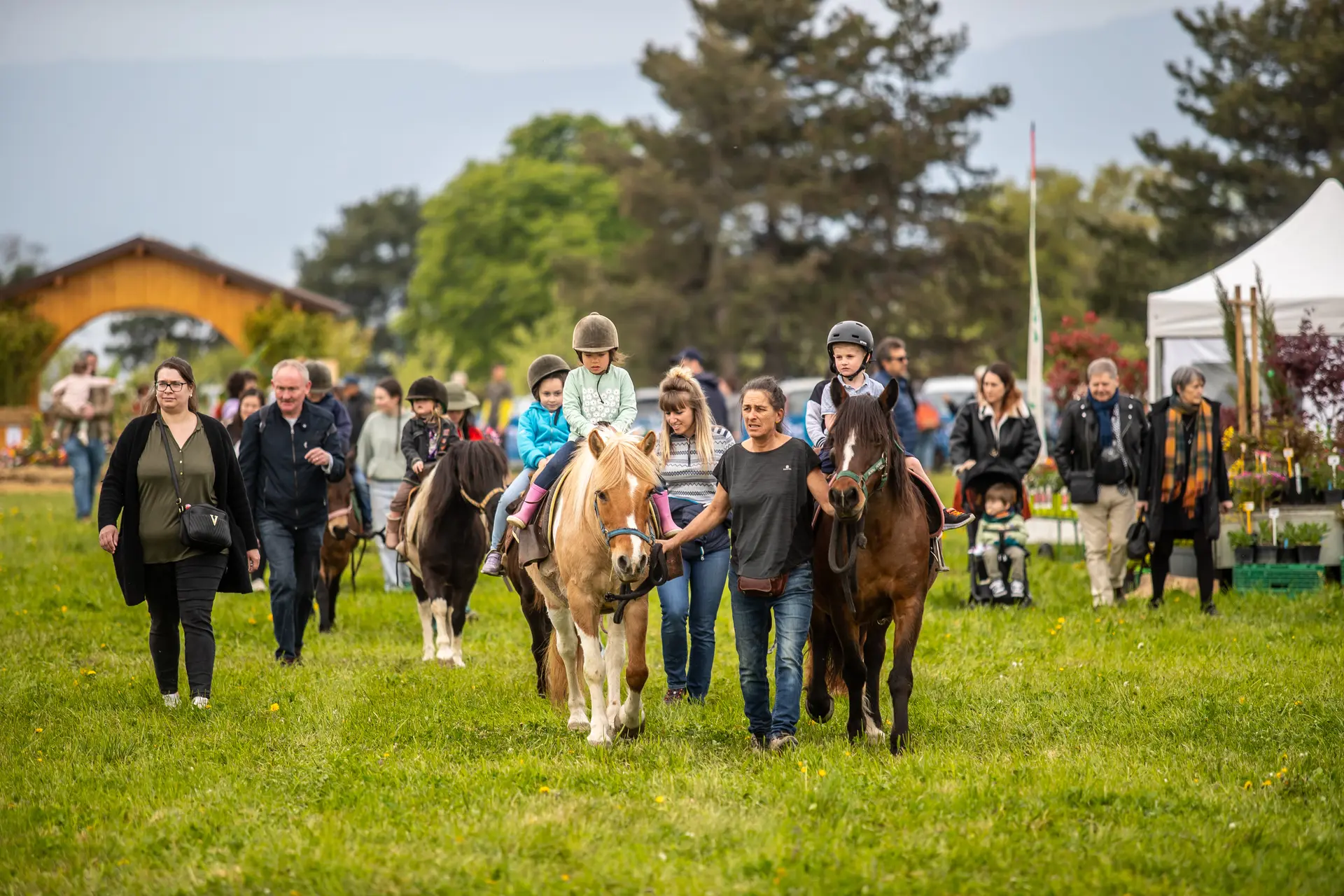 Des enfants à dos de poneys