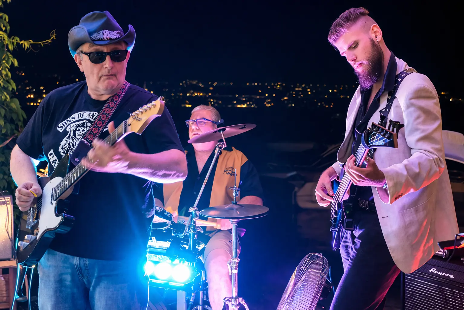 Un musicien de musiciens sur un toit.