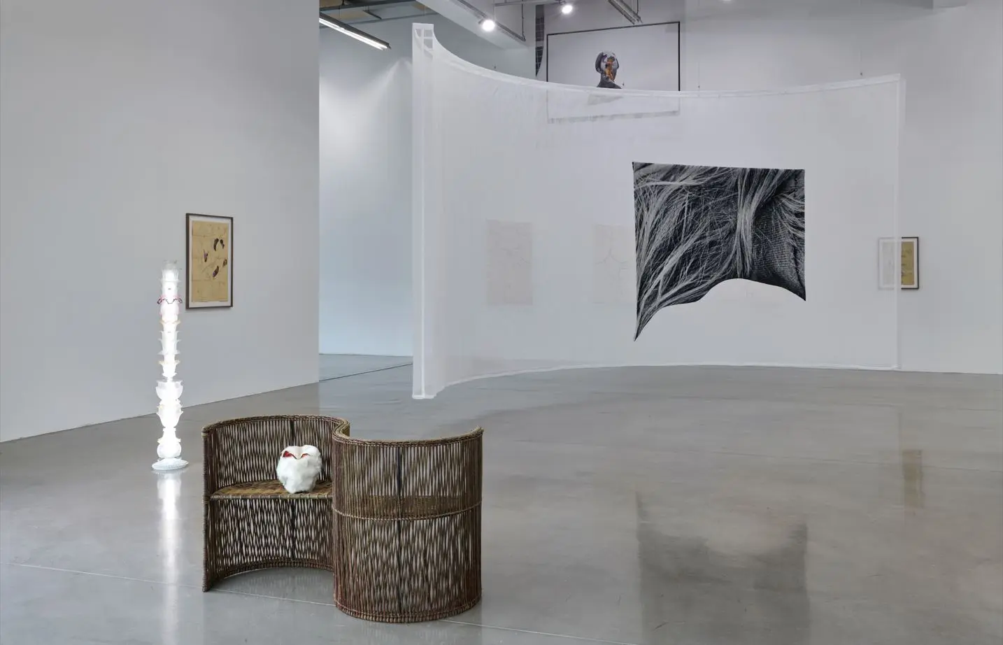 Vue d’exposition du Frac Sud – Cité de l’art contemporain. Éléonore False, « Le Fil de chaîne »