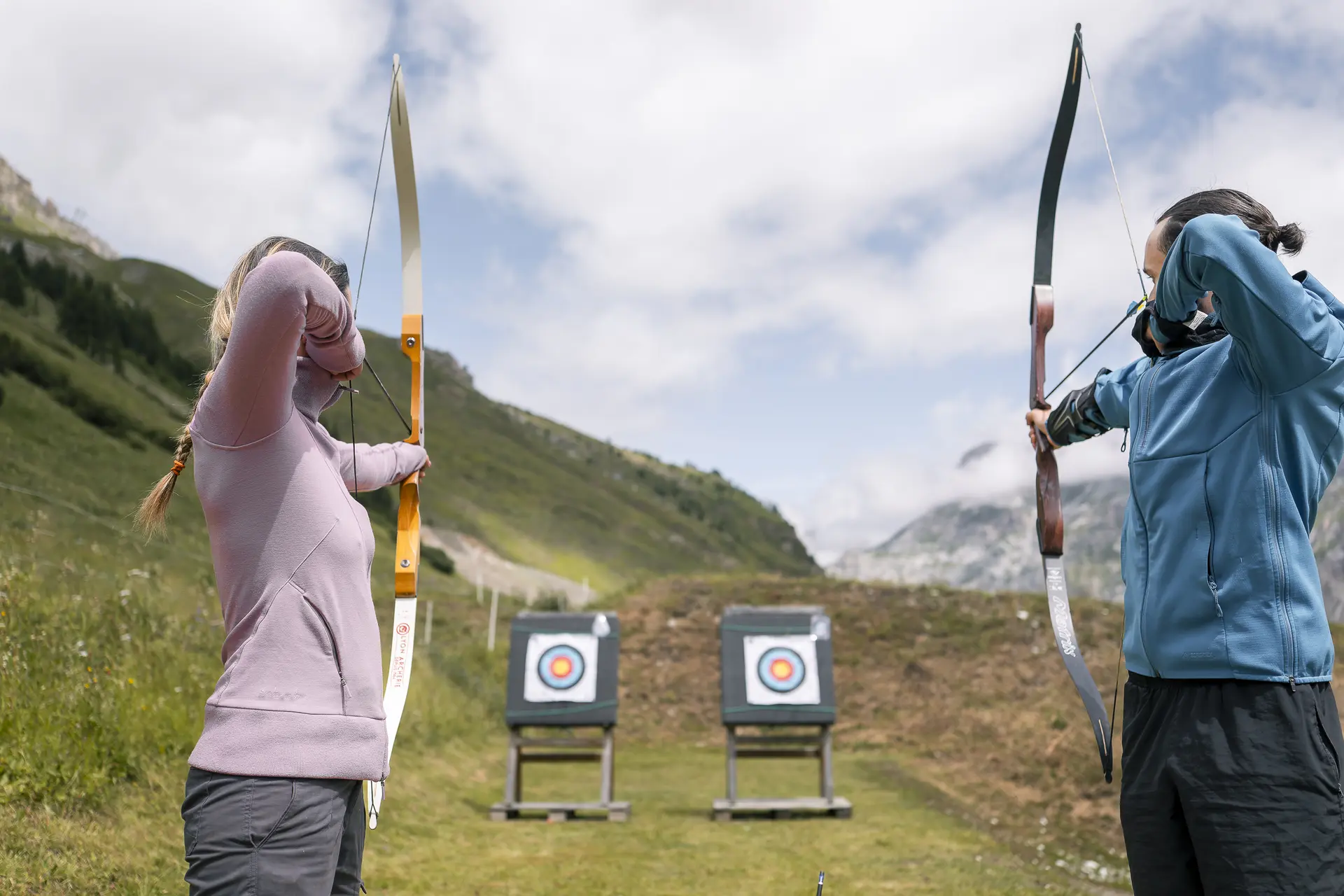 Femme et homme qui font du tir à l'arc à Val d'Isère