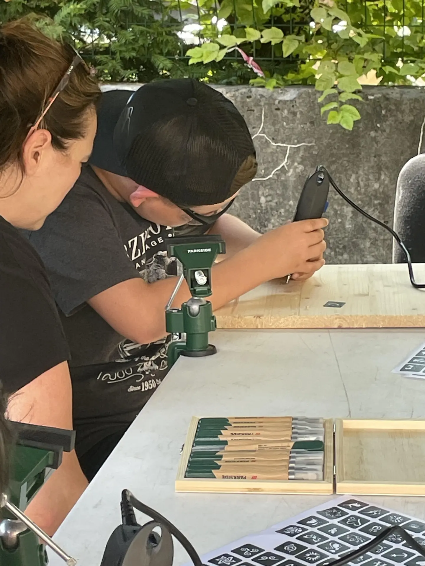 La prise en main des outils lors de l'atelier gravure sur opinel