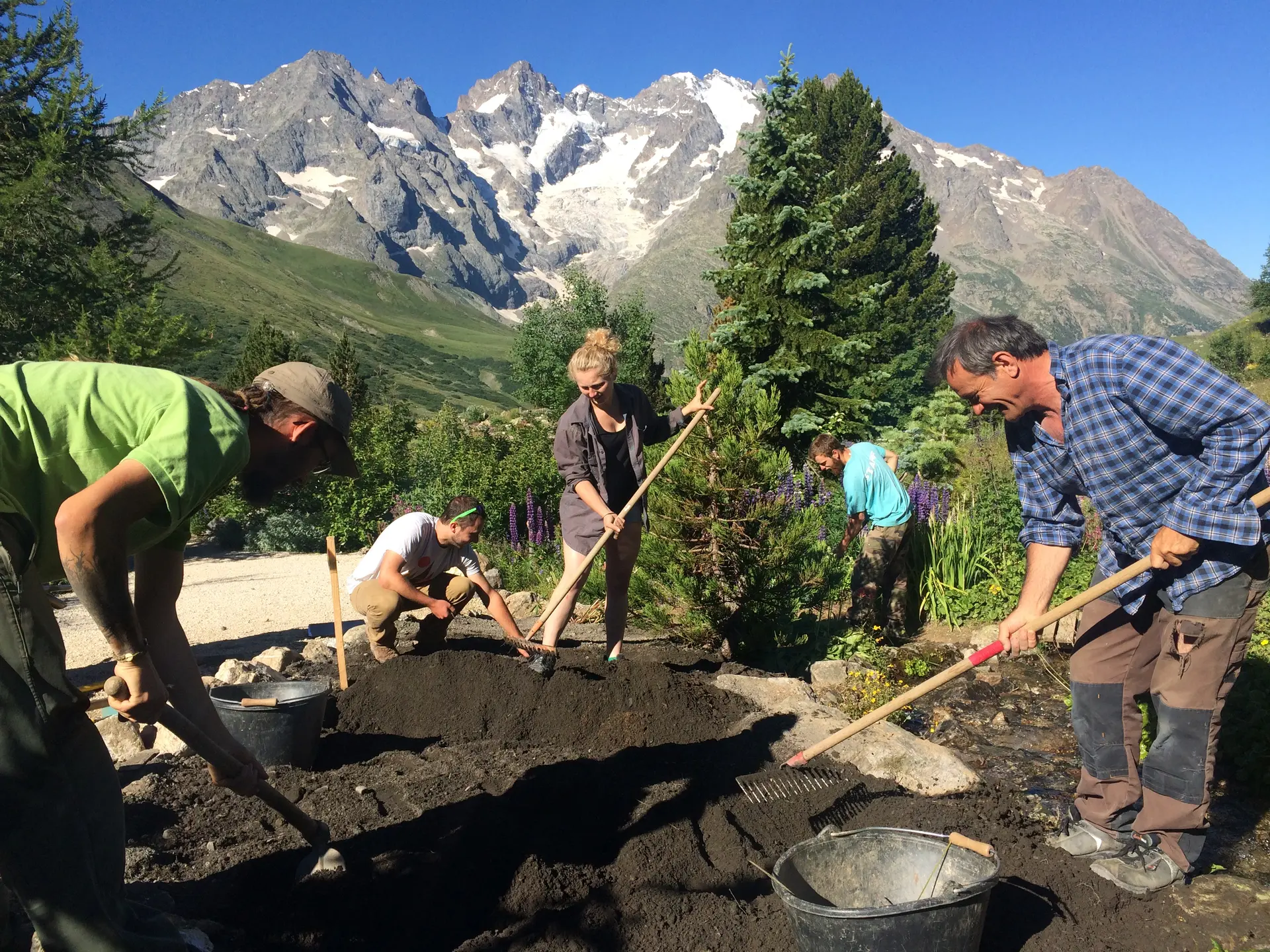 L'équipe du jardin, au travail de réfection des massifs et rocailles