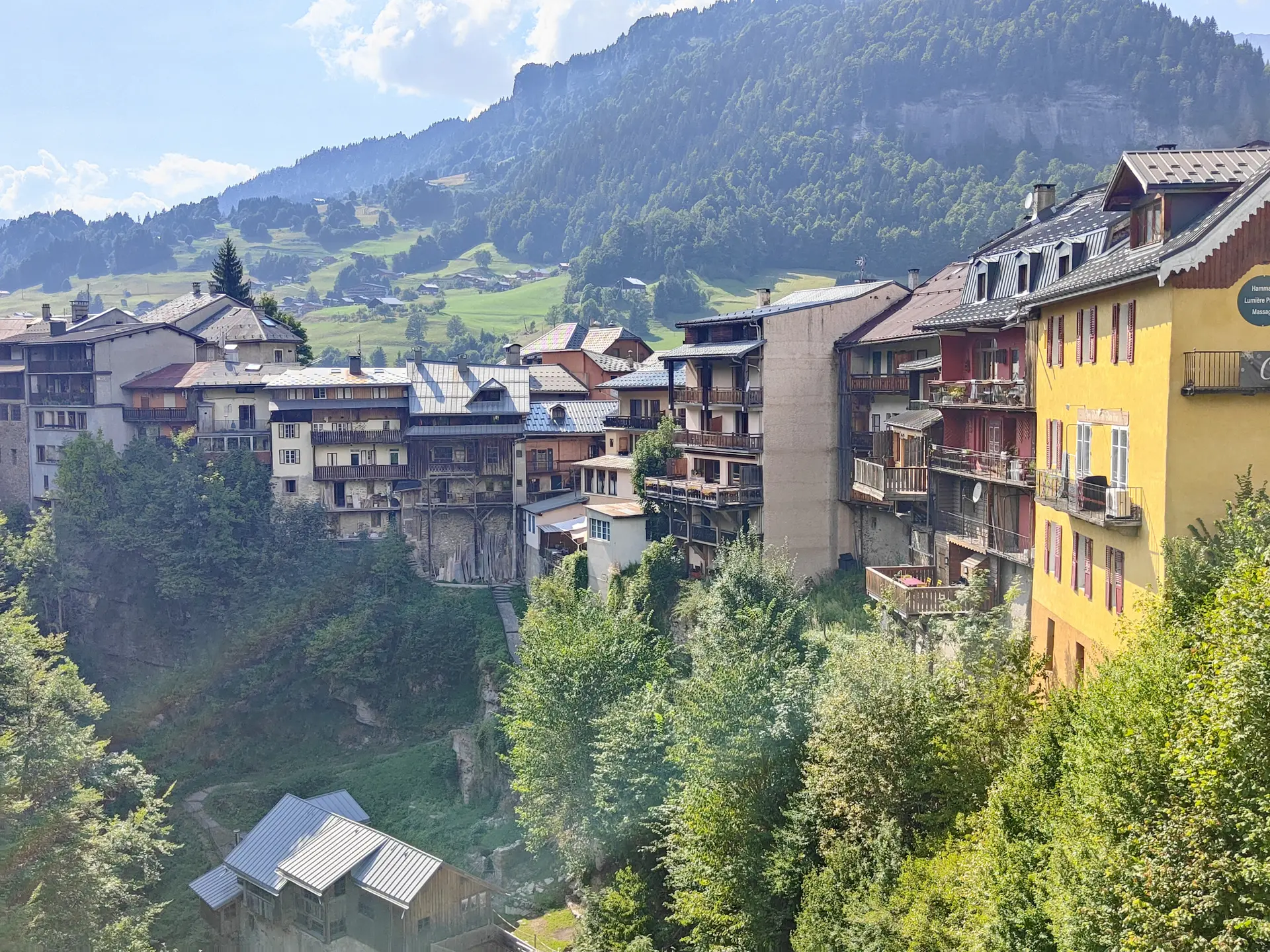 Vue sur les maisons suspendues