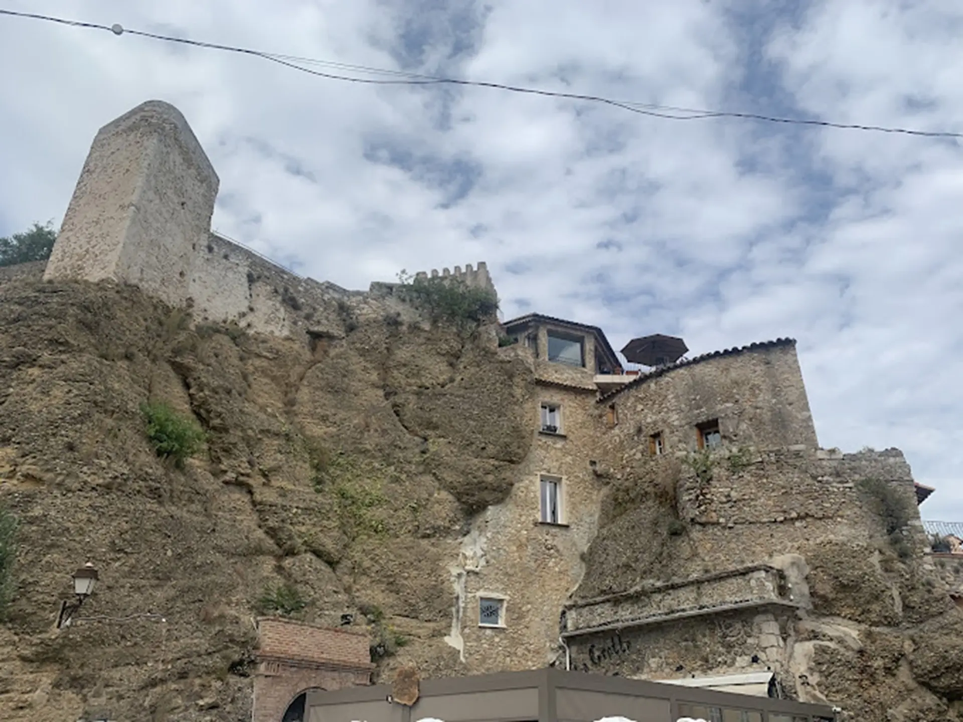 Vue du château médiéval depuis la places des 2 frères