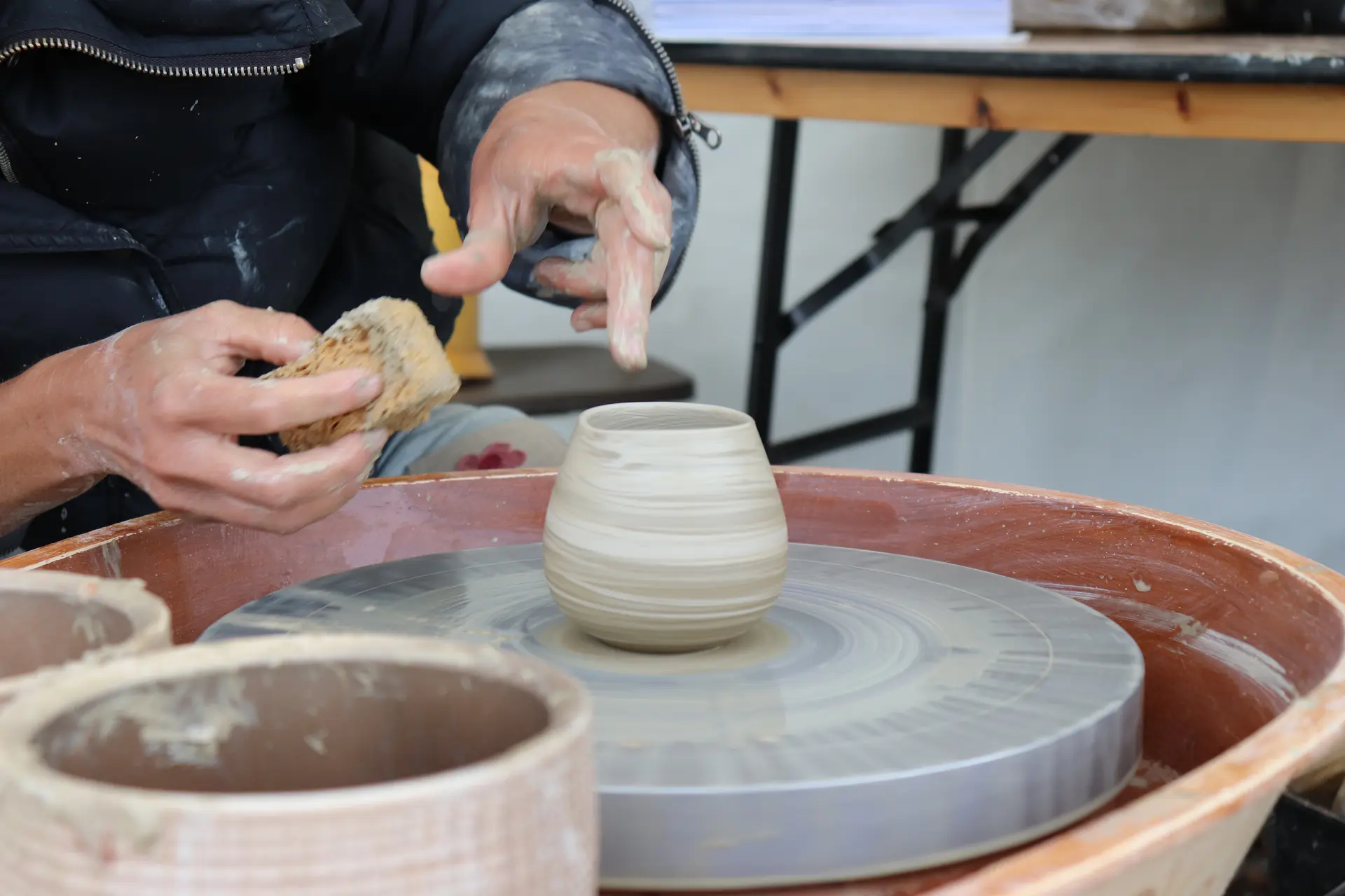 Une potière en plein tournage