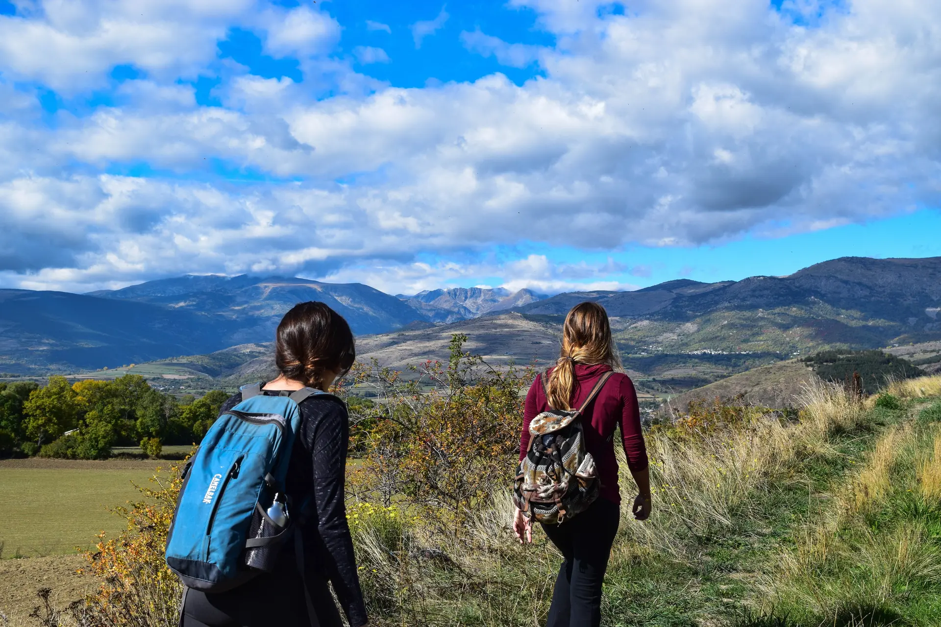 deux femmes en train de randonner en pleine nature