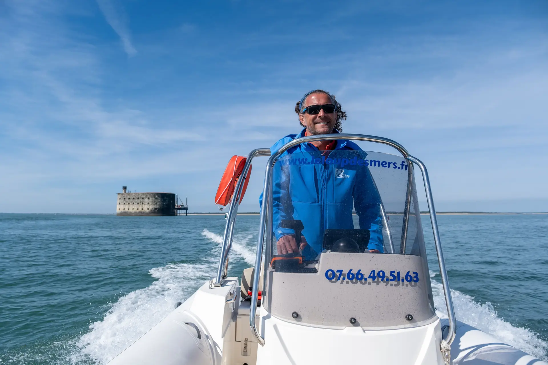 Sortie en mer La Rando des forts à bord du bateau motorisé du Loup des mers au départ du port de plaisance de Châtelaillon-Plage