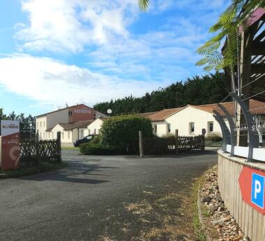 Le parking de l'Hôtel Solana à Chauray