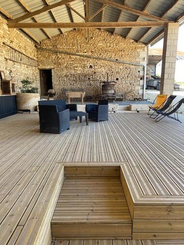 La terrasse de la salle de réception des Logis d'Eglantine